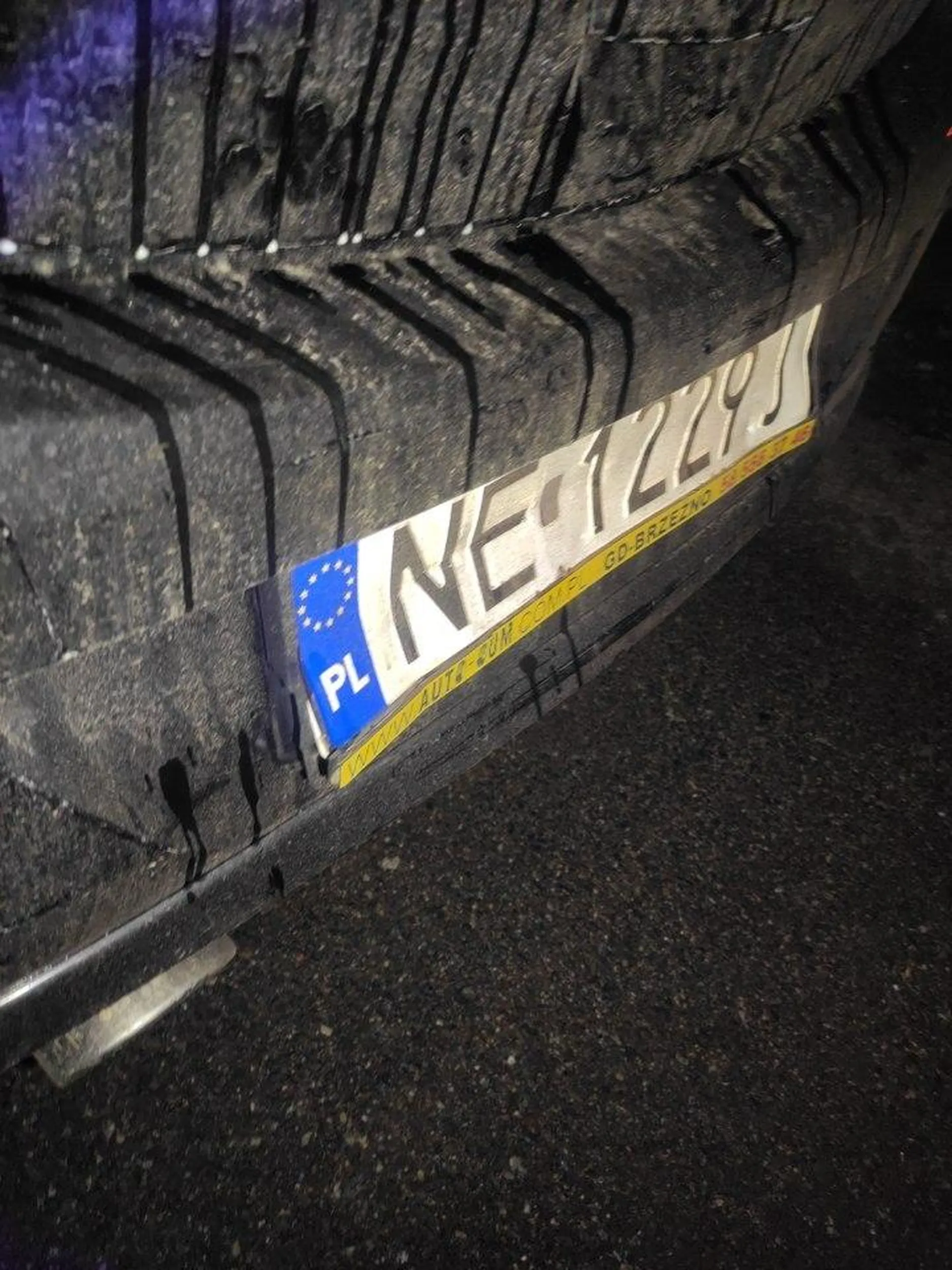 Pani spowodowała kolizję ,uderzając w tył samochodu poprzedzającego , nerwowa i bardzo wulgarna nie polecam szczupłej blondynki w tym aucie ,lekarz już nie pomoże na Banie