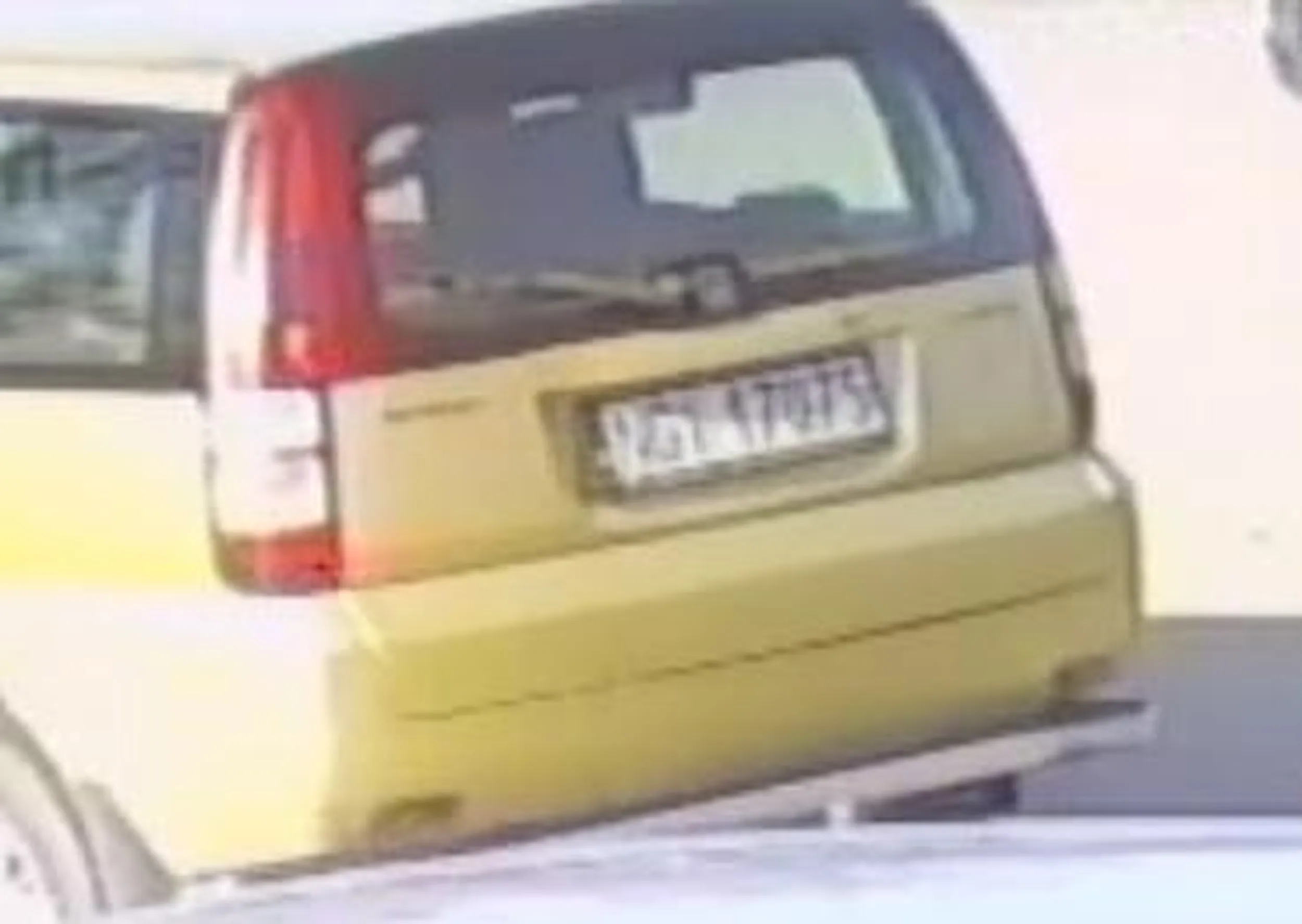 szukam tego Pana, który wjechał mi w auto i uciekł.