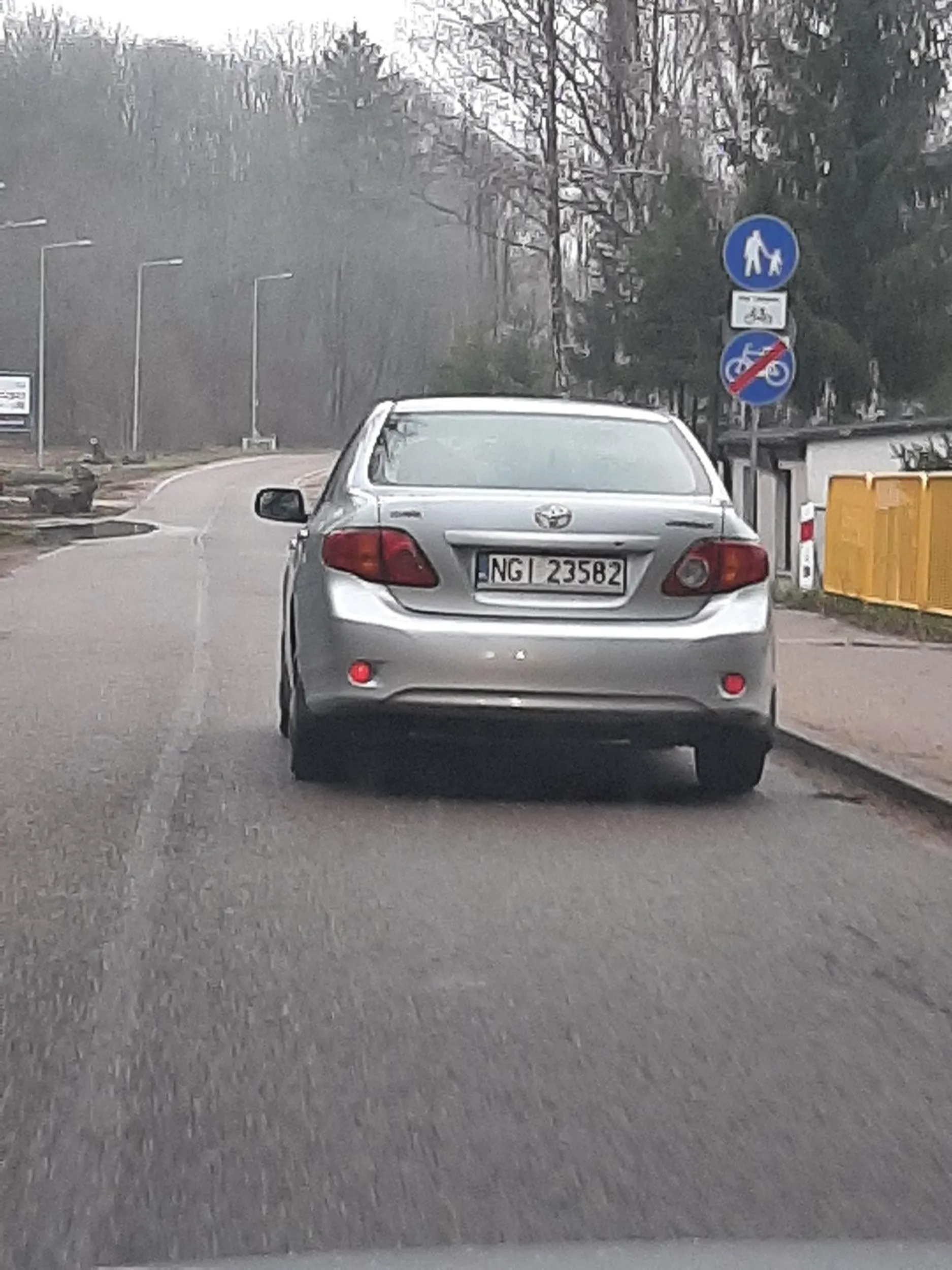 Serdecznie nie pozdrawiam tych ludzi, wyrzucają śmieci przez okno. Pozdrawiam z szarego bi em dablju ? Gdybyś jechał w te same miejsce co ja to bym Cię wyciągnął z tego samochodu i nauczył kulturki