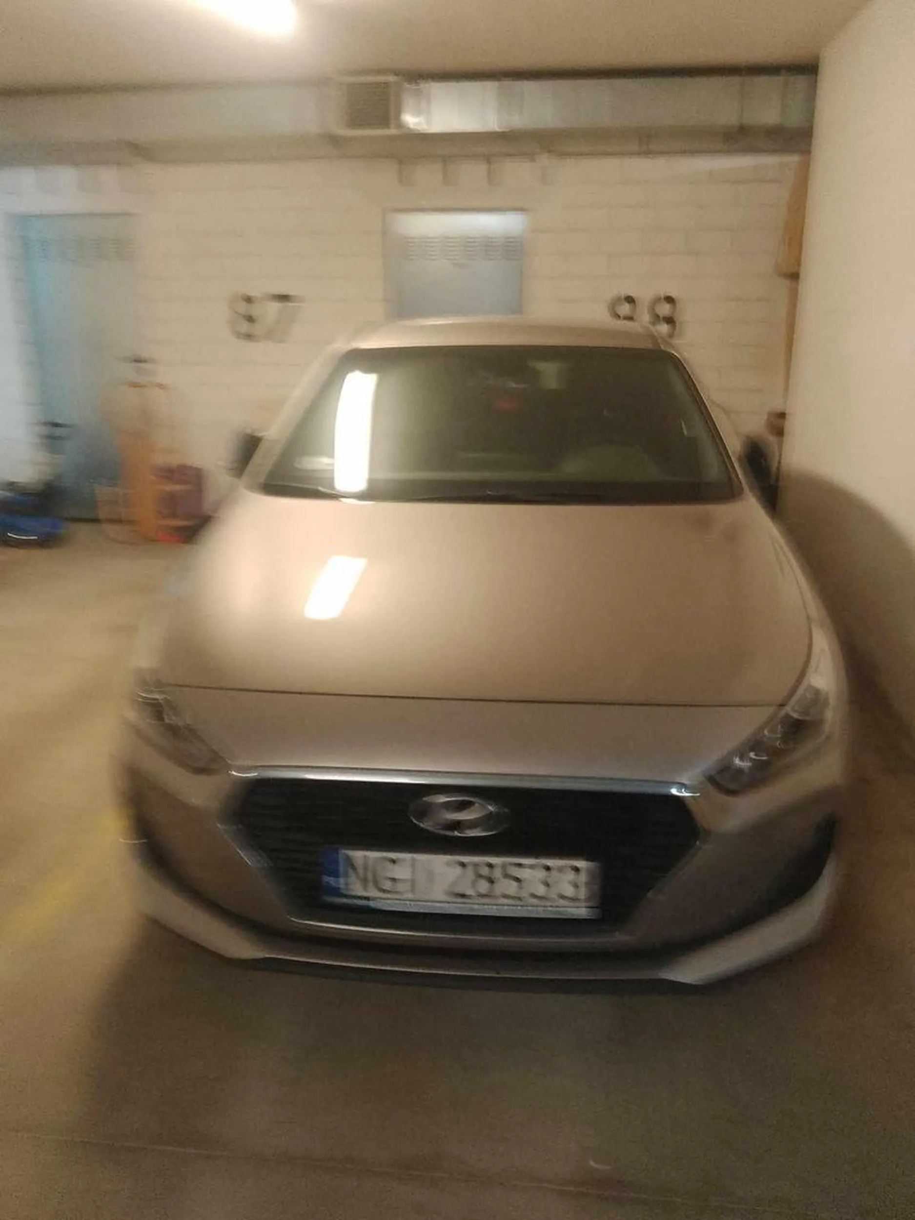 Wjeżdża do garażu i stawia na nie swoim miejscu. Burak jakich mało