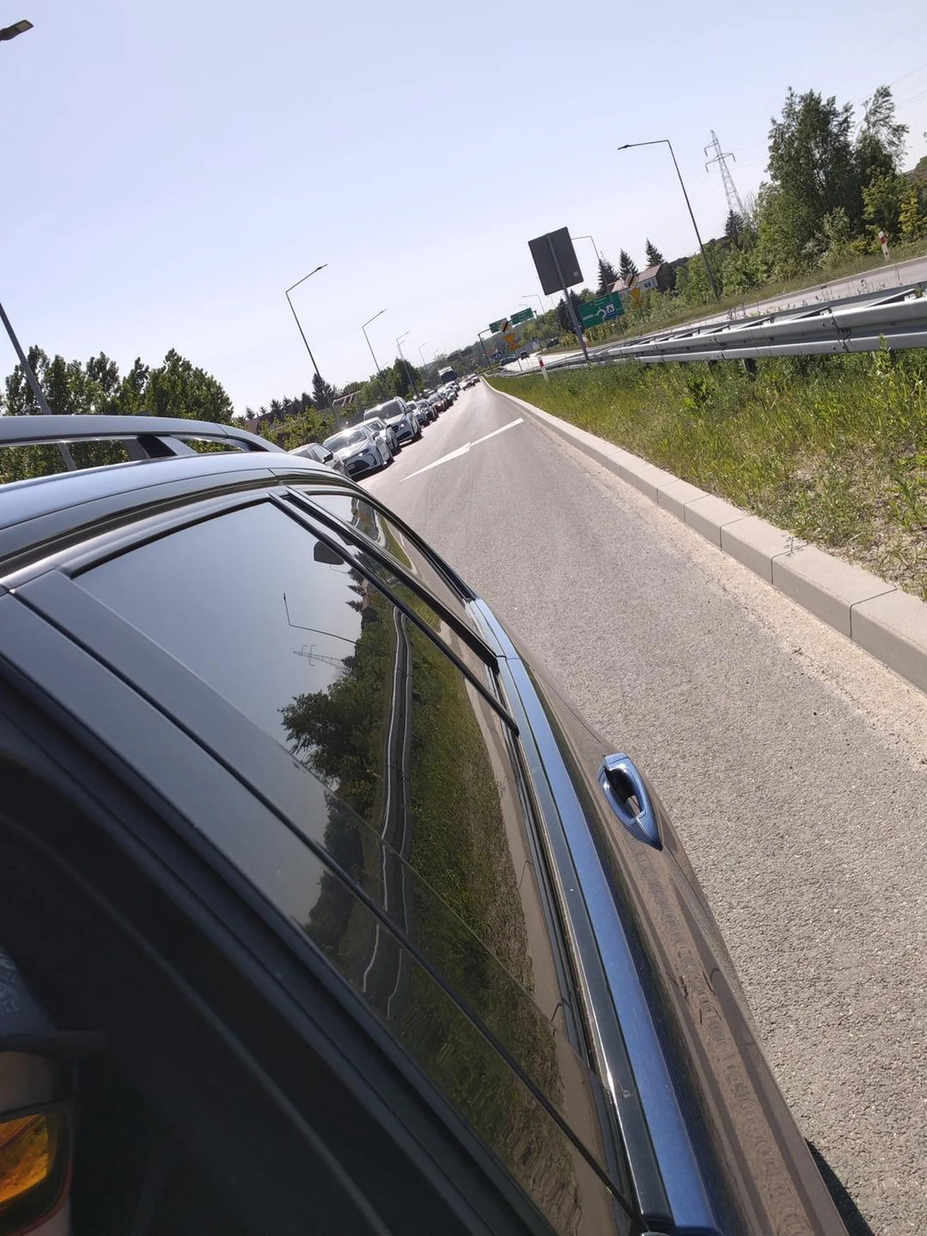 Kierowca wyjątkowo nie rozgarnięty - blokuje drugi pas utrudniając ruch. Zdarzenie uwiecznione na kamerce - przekazane w odpowiednie miejsce.