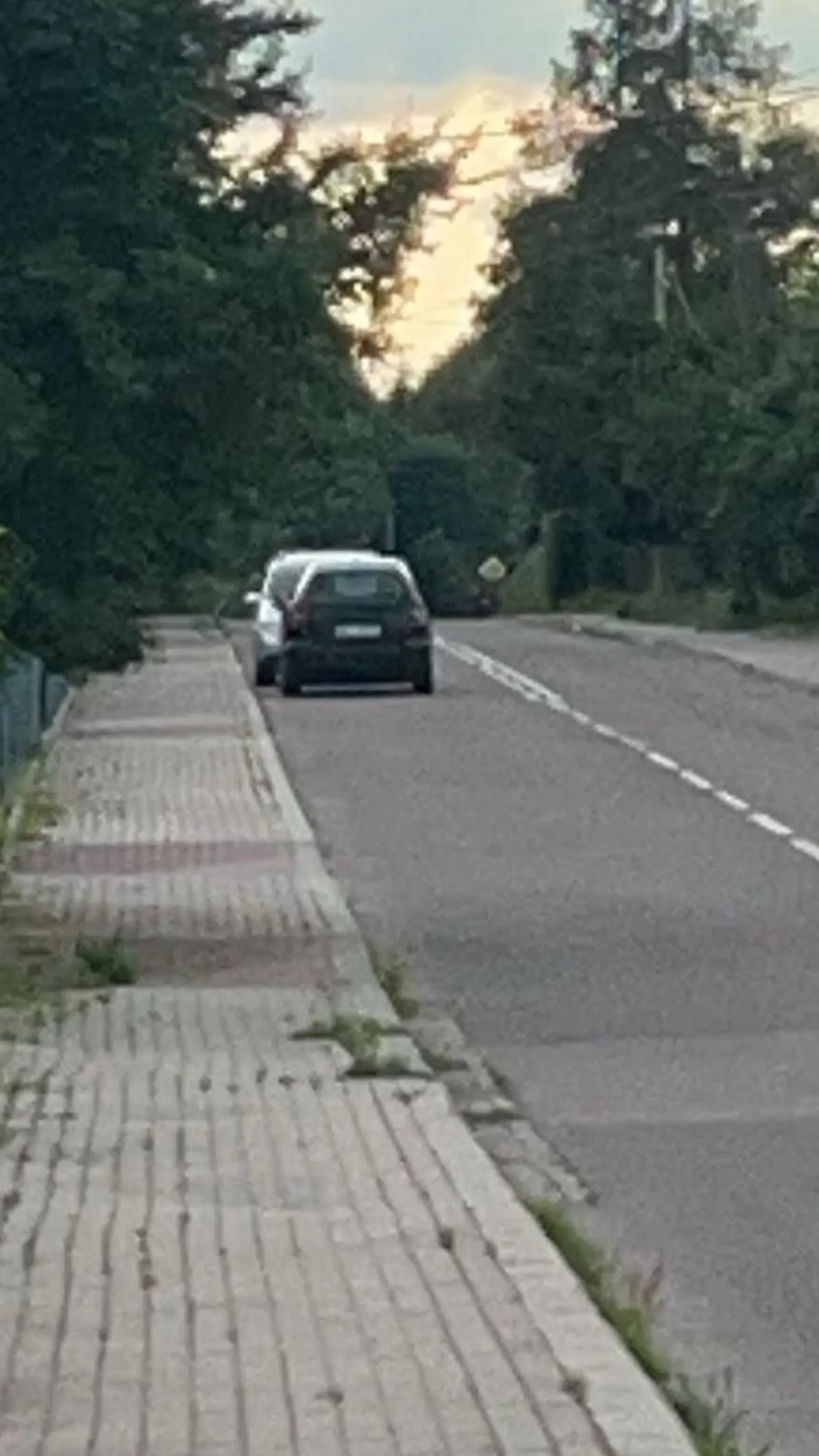 na ulicy sie nie parkuje to nie parking jak wam ktos w dupe wjedzie to pozniej nie miejcie pretensji (drugiego samochodu nie pamietam)