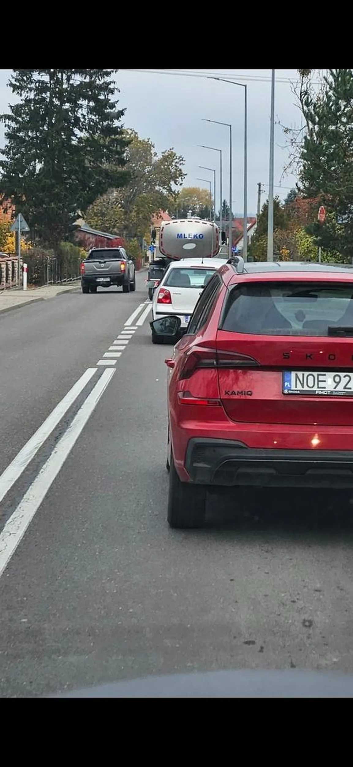 Gratulacje . Prawie potrąciłeś pieszego chwile wcześniej.  Wyprzedanie na pasach+podwójna ciągła+ prawie potrącenie. Gdzie robiłeś prawko? Na basenie?