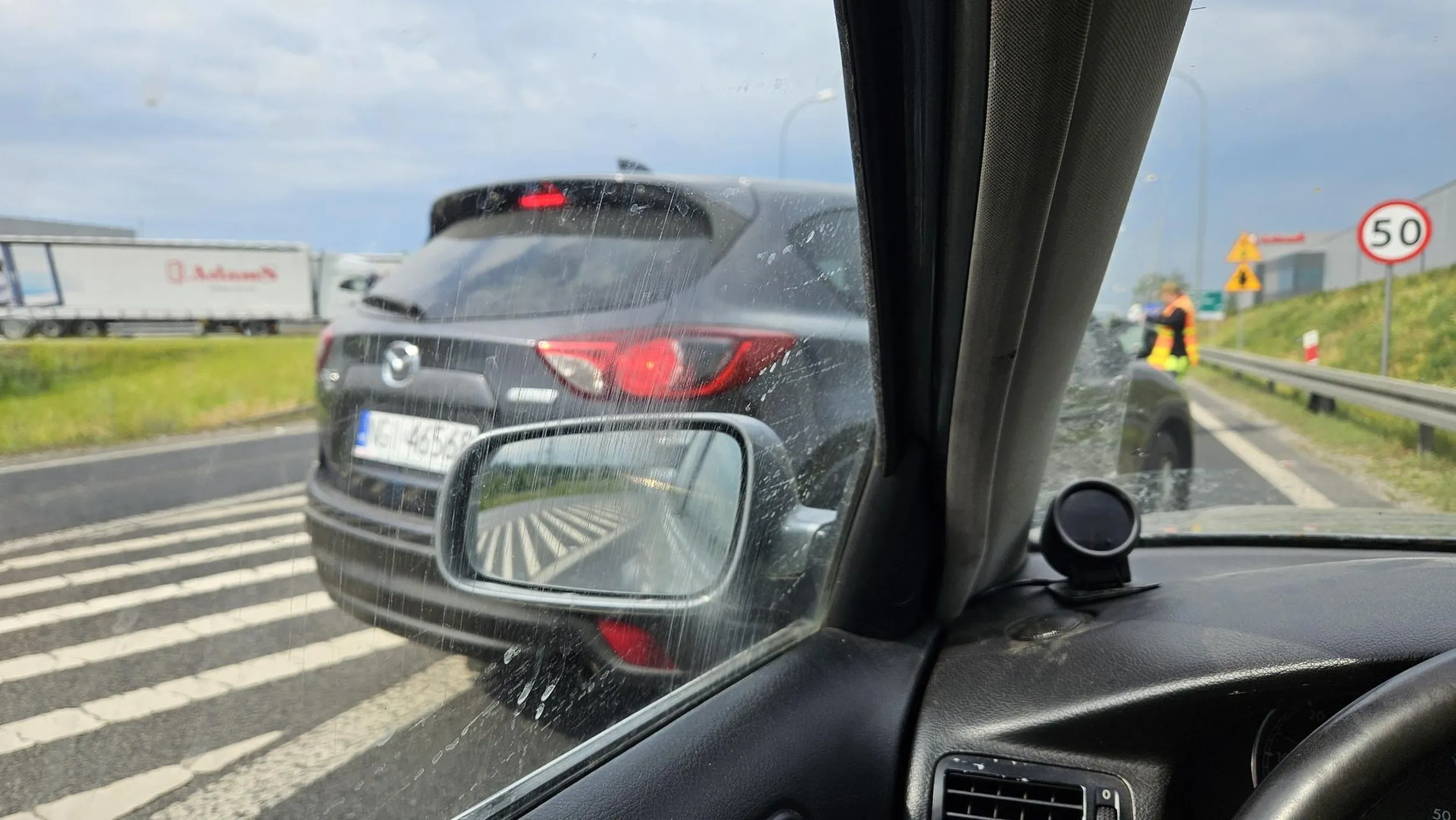 Wpierdziela się przed maske.