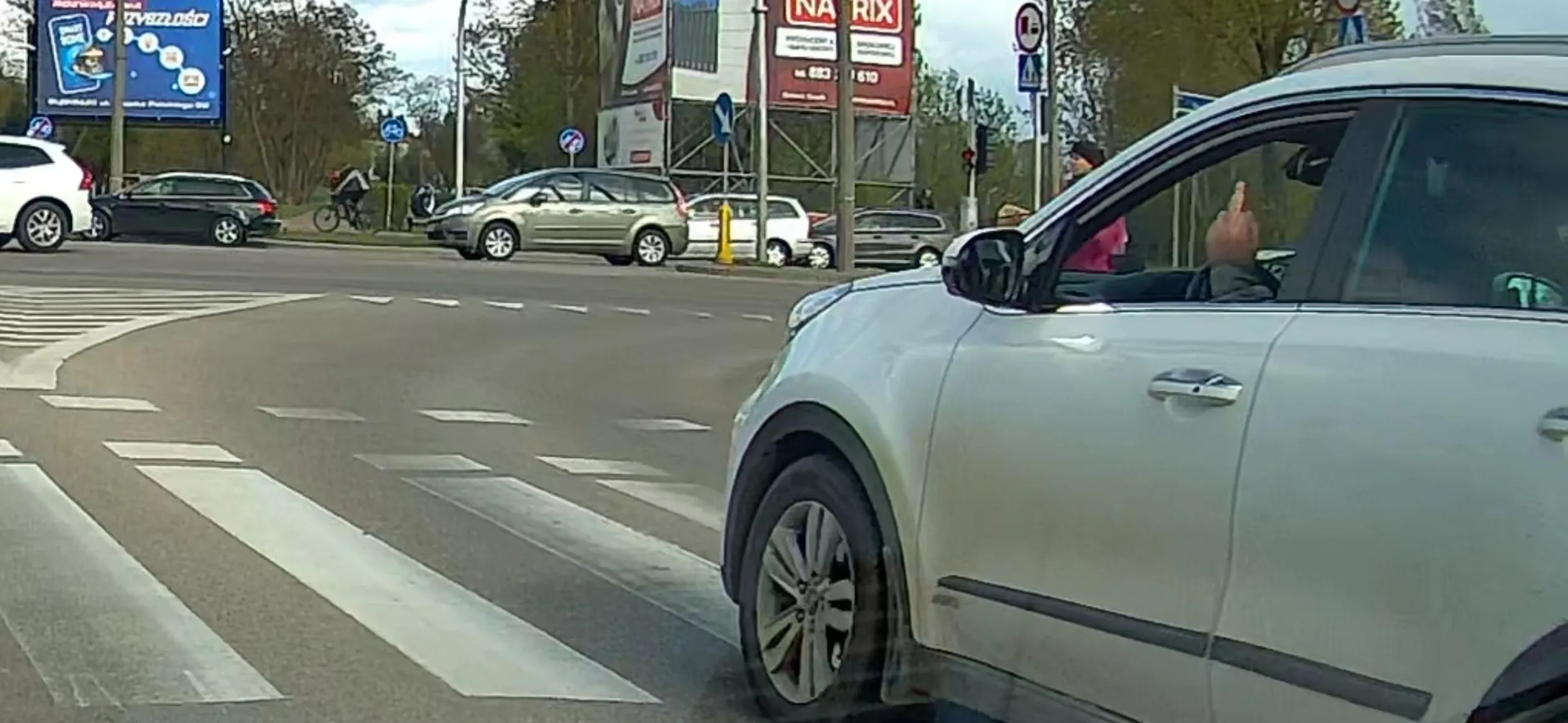 Przyjeżdża na gościnne występy, nie zna przepisów ruchu drogowego i jeszcze się rzuca... Cham.