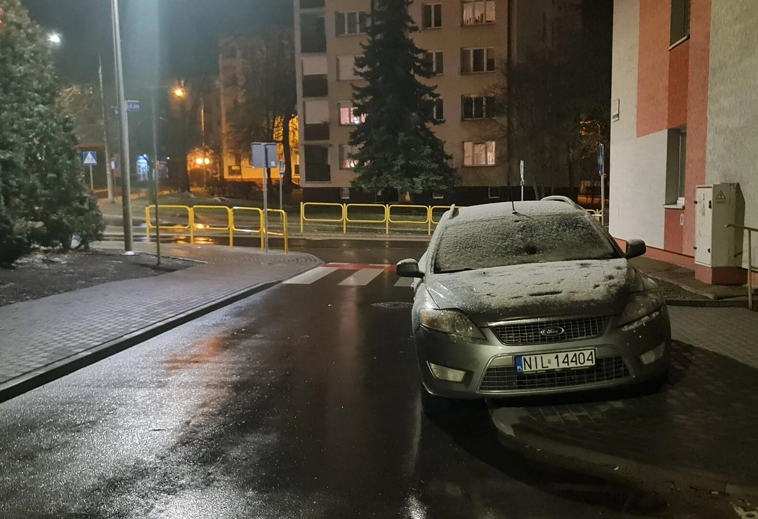 Widzę że nawyki pana śmiecia się nie zmieniły. Czyli klasycznie, parkowanie tam gdzie mu pasuje, bo jest najważniejszy na świecie. Śmieć do utylizacji. Drobna rada, sprawdzaj koła przed jazdą, bo nigdy nie wiadomo...