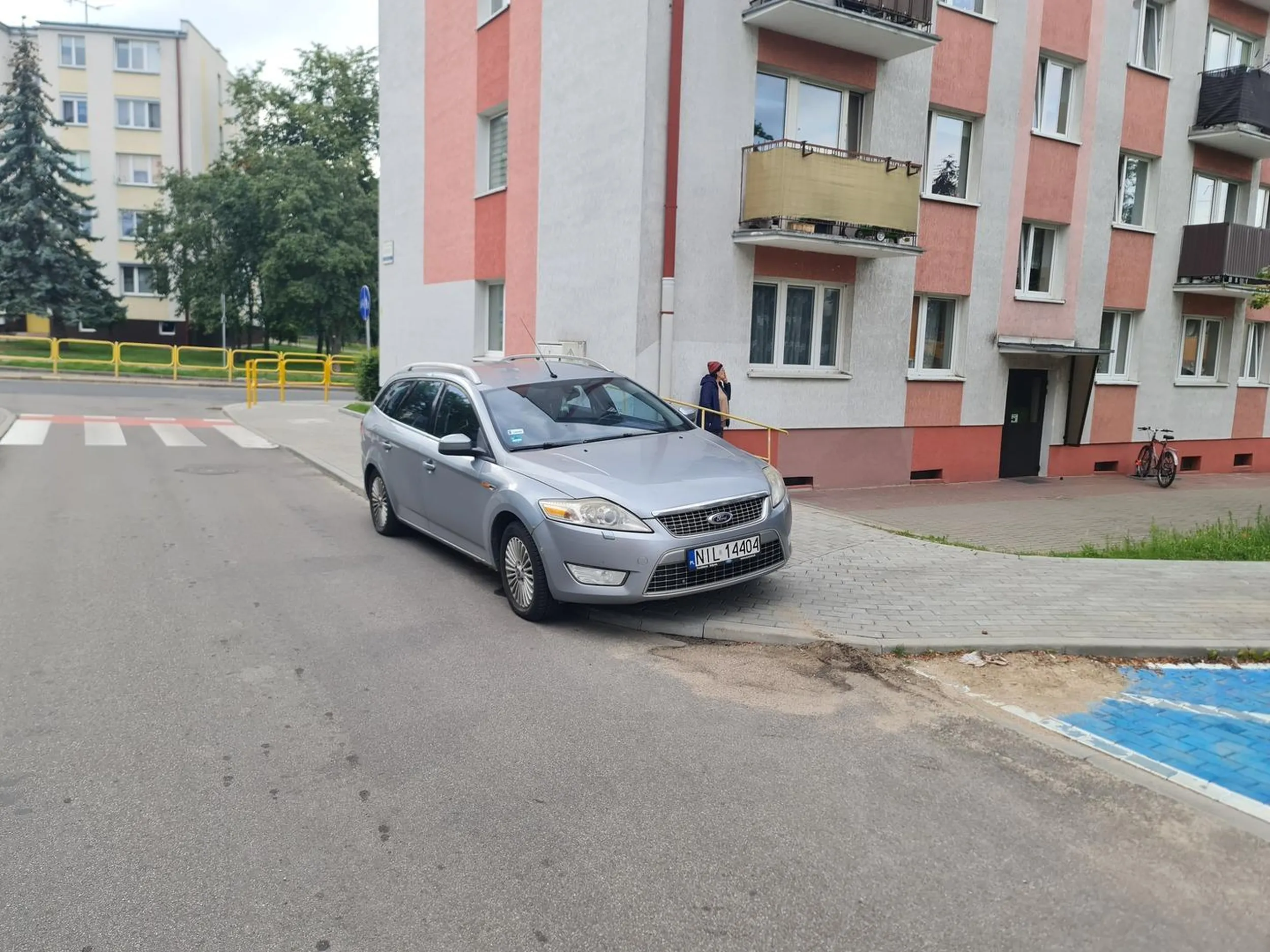 Facetowi brak chyba piątej klepki skoro z uporem maniaka parkuje w tym miejscu. Myślę że doczeka się nagrody i mieszkańcy wezmą sprawy w swoje ręce. Życzę powodzenia