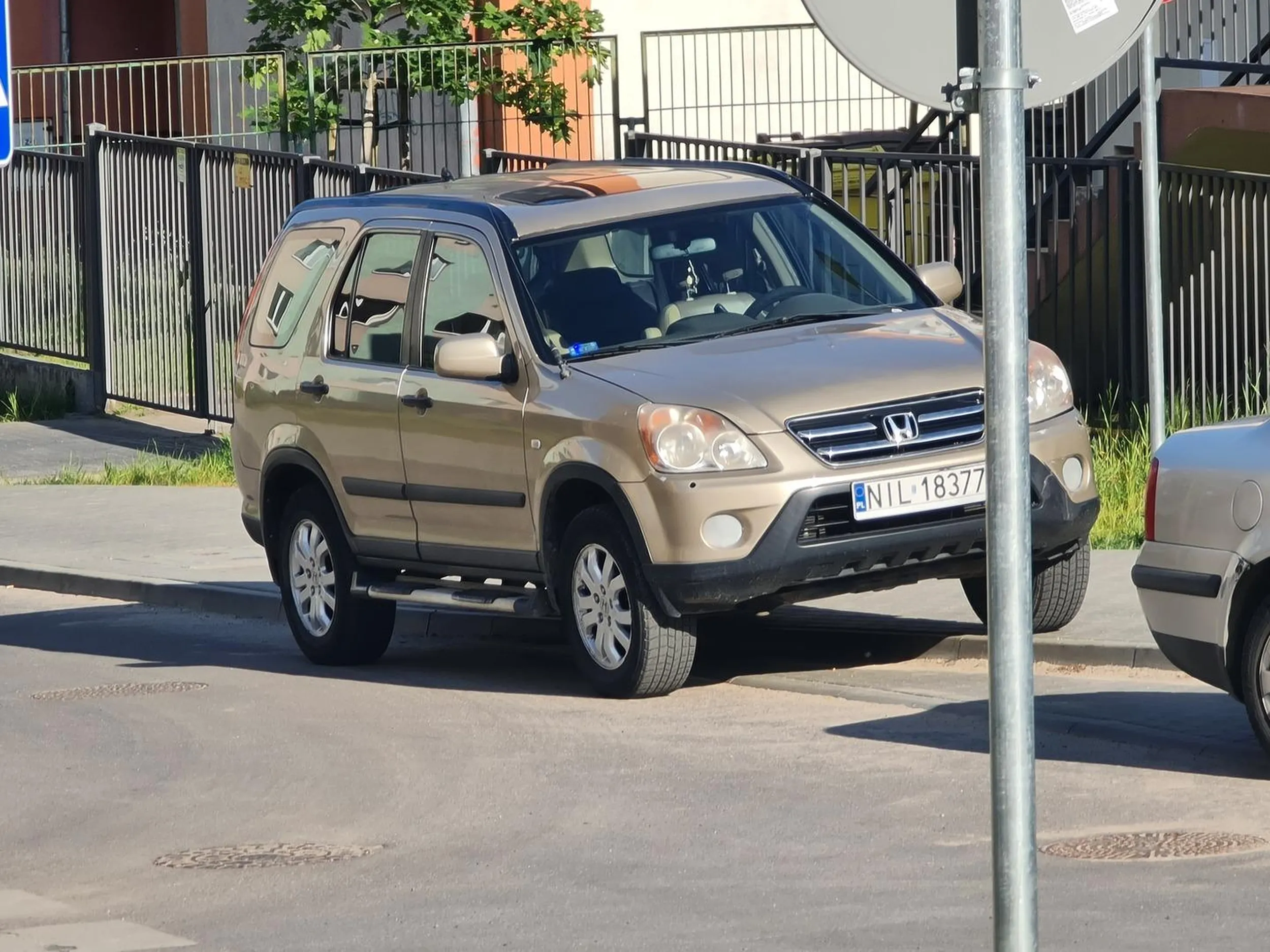 Pajac nie potrafi parkować, zgłaszać na psy śmiecia.