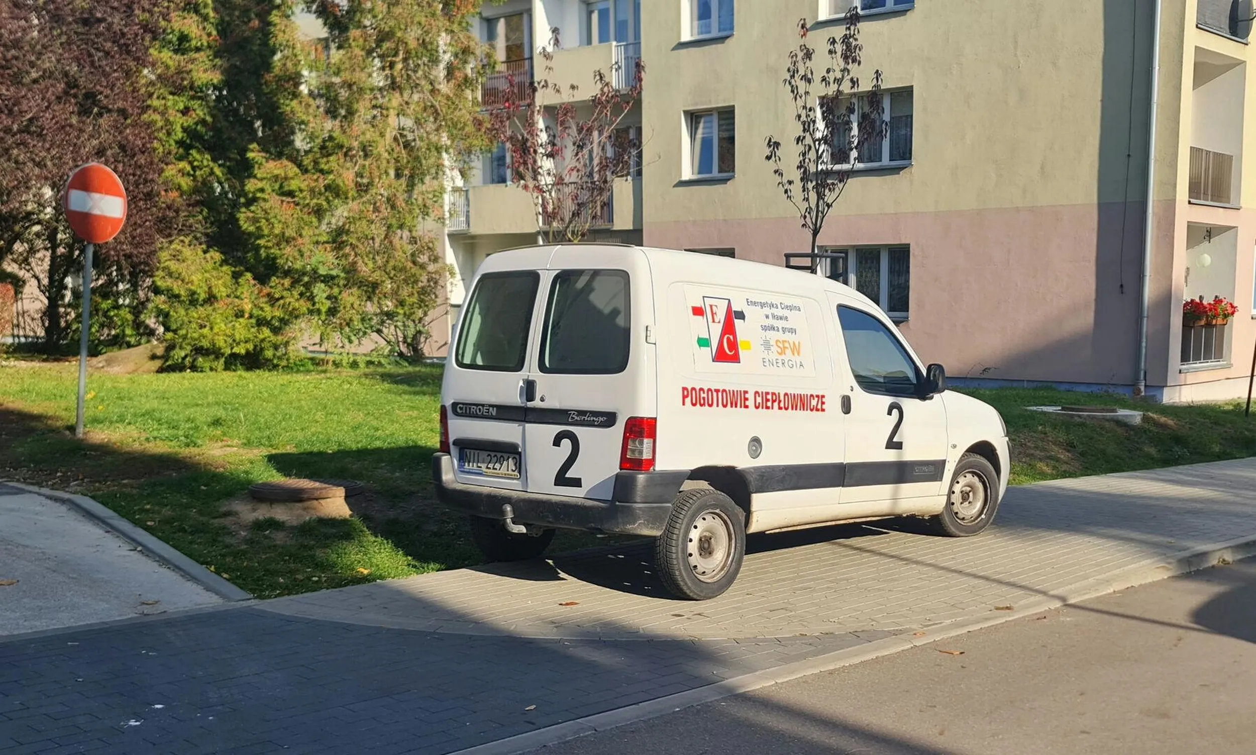 Idioci z energetyki cieplnej z Iławy myślą że wszystko im wolno, i pomimo miejsc parkingowych obok staką jak kretyni. A najlepsze jest to, że nie było to wezwanie do awarii tylko spokojna kontrola (chodzili wyluzowani po okolicy). Wszystko miało miejsce 24.10.24 około godziny 13:15 w Iławie na Westerplatte, także przełożeni będą wiedzieć kto tam był, i mam nadzieję że wyciągną wnioski.