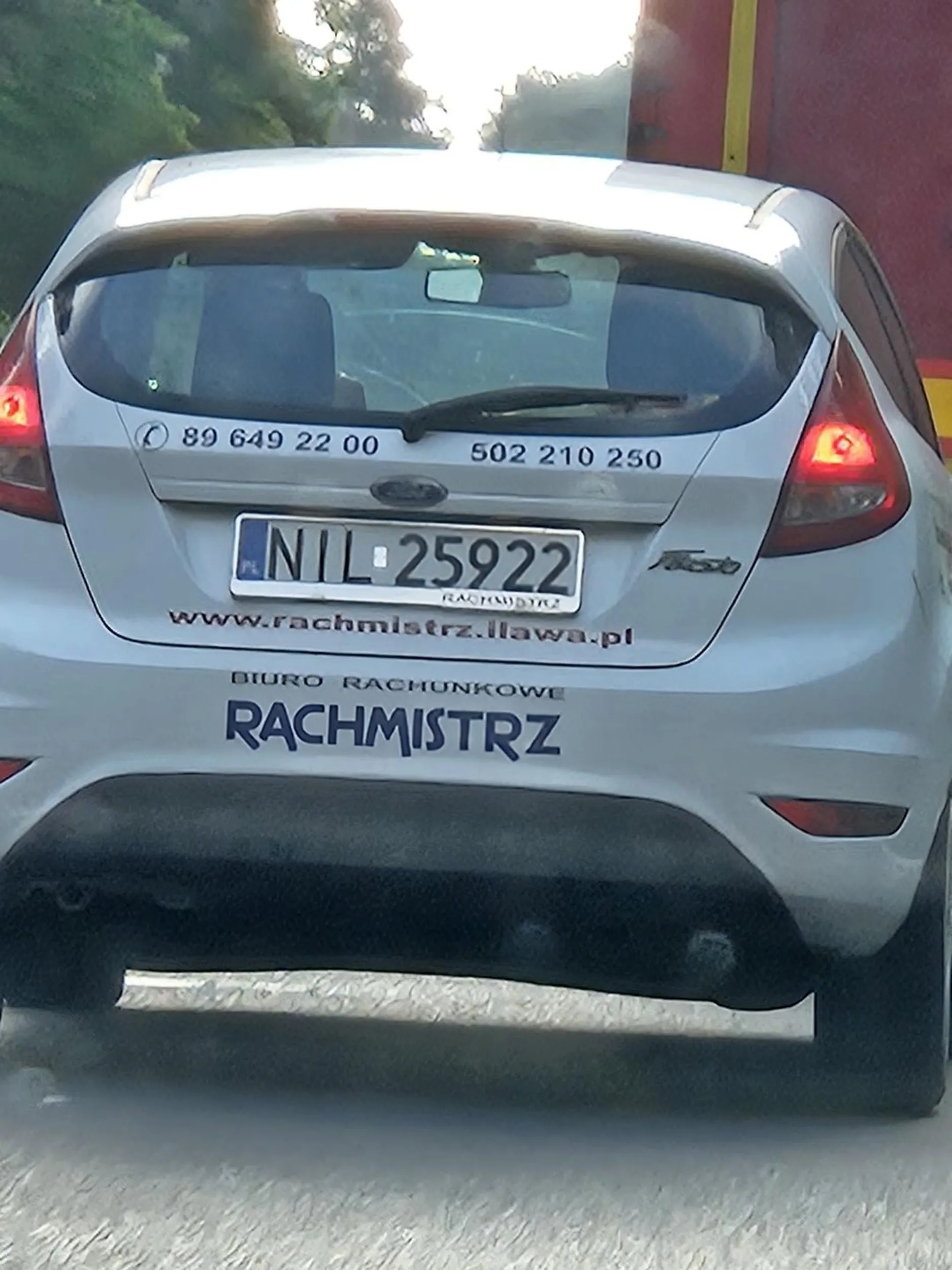 Wyprzedza na podwolnej ciągłej, wymusza, prawie powoduje wypadek czołowy z tirem, a potem innym samochodem. Prawko wygrane w paczce lays.