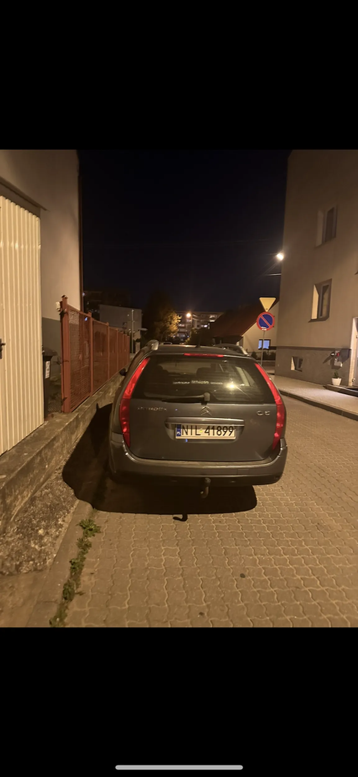 Regularnie staje na zakazie postoju całą noc. zrobił sobie prywatny parking , bo sam latał do burmistrza aby ten zakaz postawić. Ktokolwiek inny tam staje, od razu przyjeżdża policja przez niego wezwana . Hipokryzja