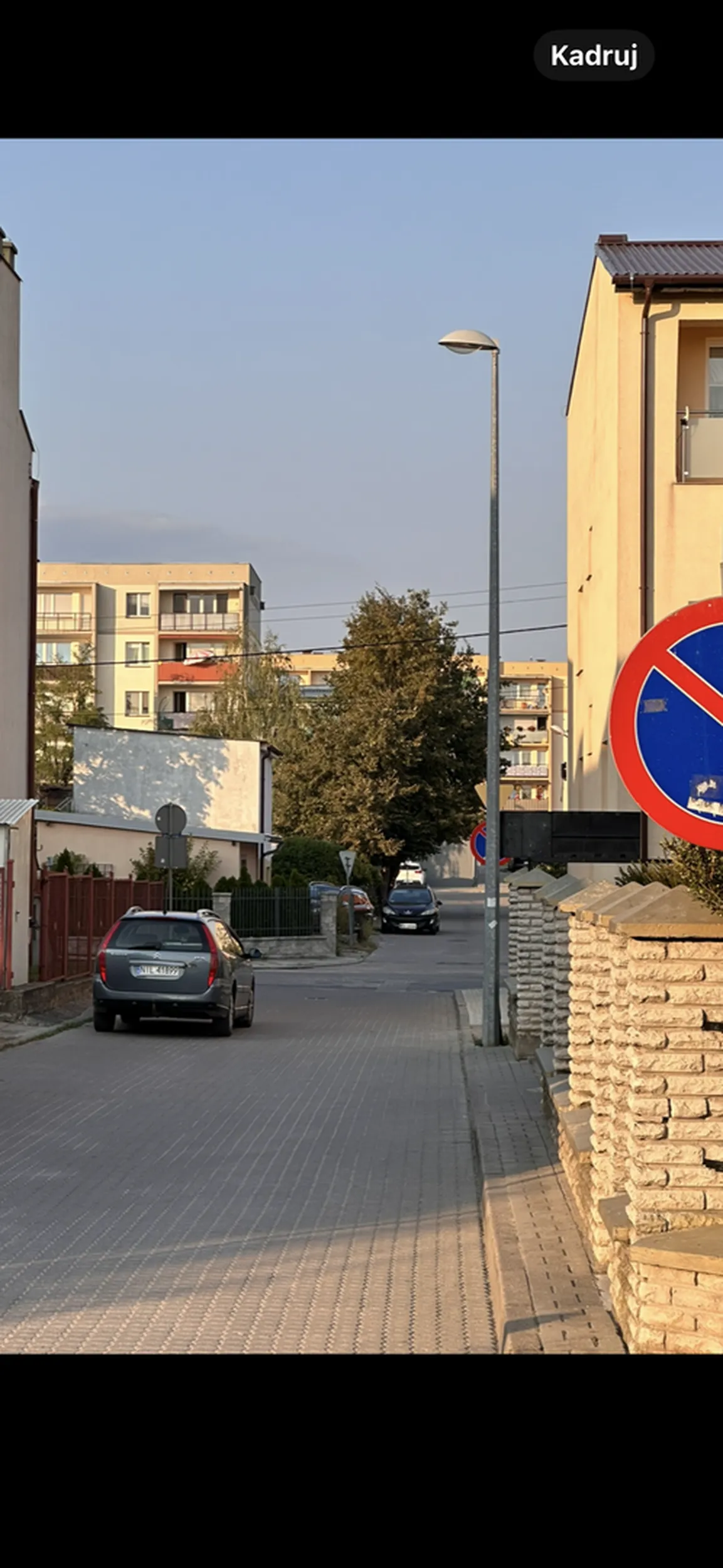 Regularnie staje na zakazie postoju całą noc. zrobił sobie prywatny parking , bo sam latał do burmistrza aby ten zakaz postawić. Ktokolwiek inny tam staje, od razu przyjeżdża policja przez niego wezwana . Hipokryzja