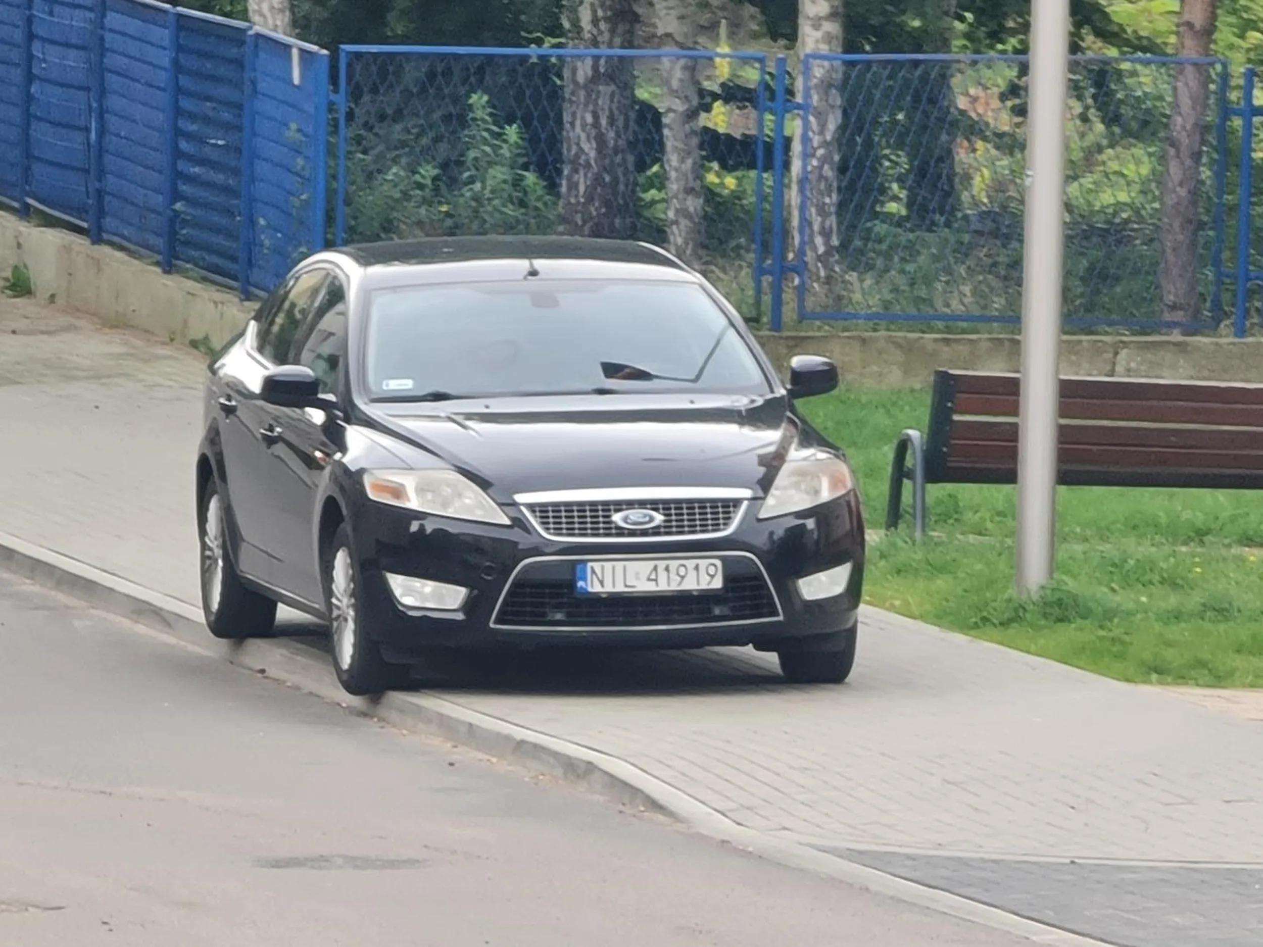 Widzę że facet nie ogarnia parkowania cały czas, nic nie trafia do tego pustego łba, po prostu dramat.