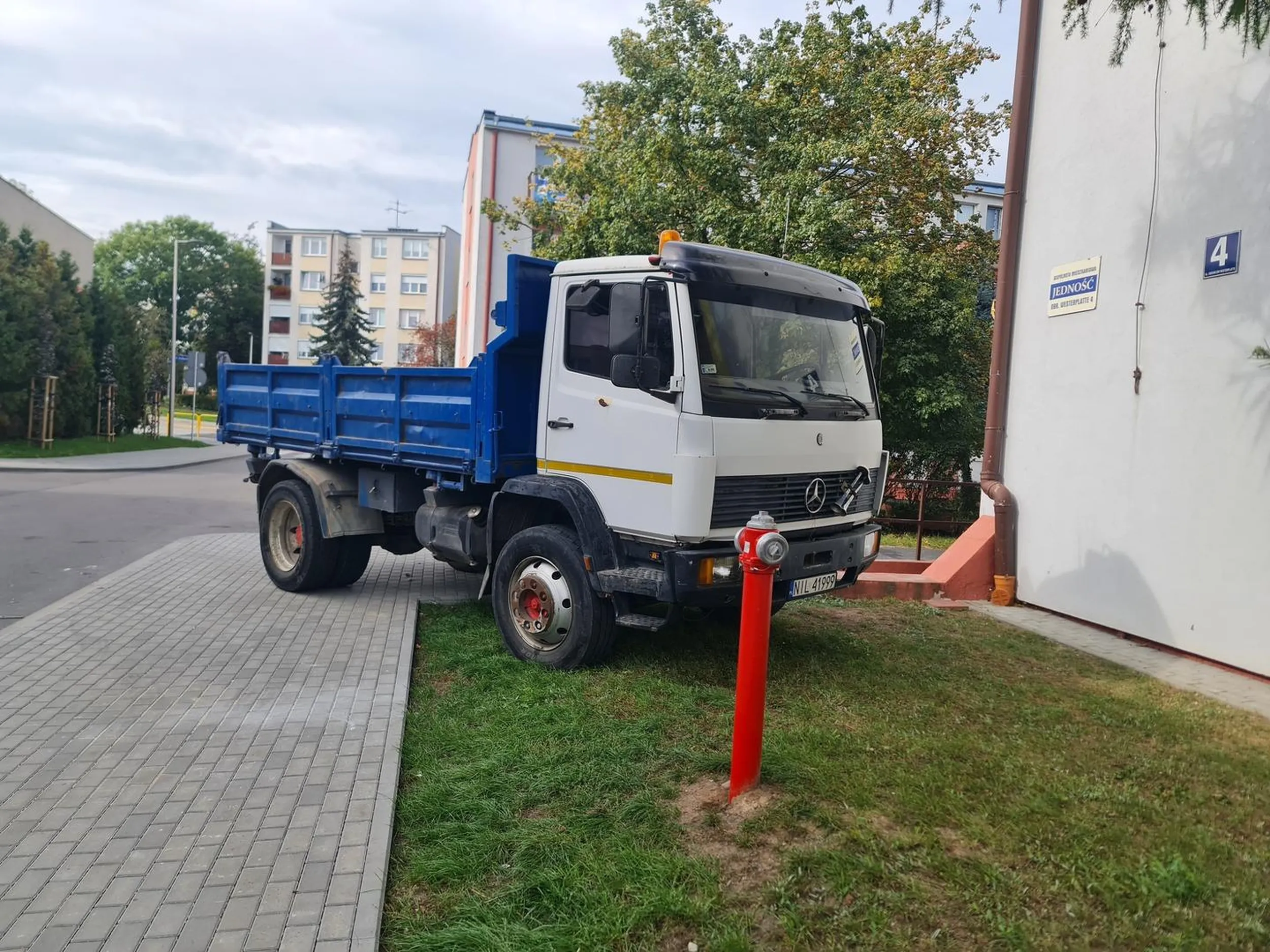 Chłopie nie jesteś pępkiem świata, blokujesz hydrant, niszczysz trawnik i nowy chodnik. Pier***nij się w cymbał, a fotki zostaną dostarczone na policję.
