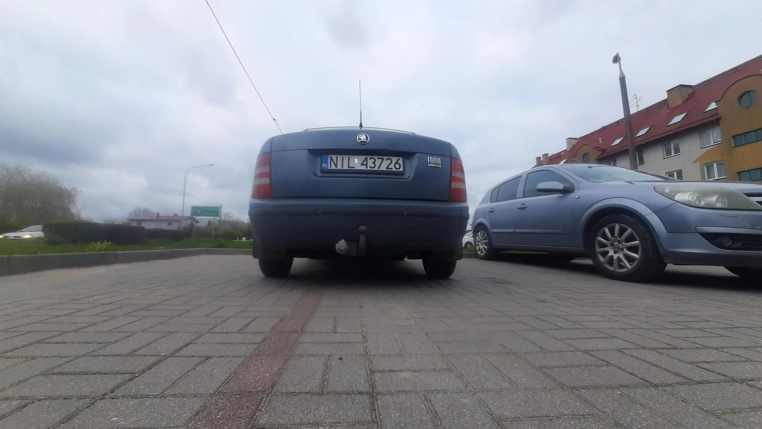 Kierowca skody Fabii parkuje Na dwóch miejscach parkingowych naucz się parkować cymbale