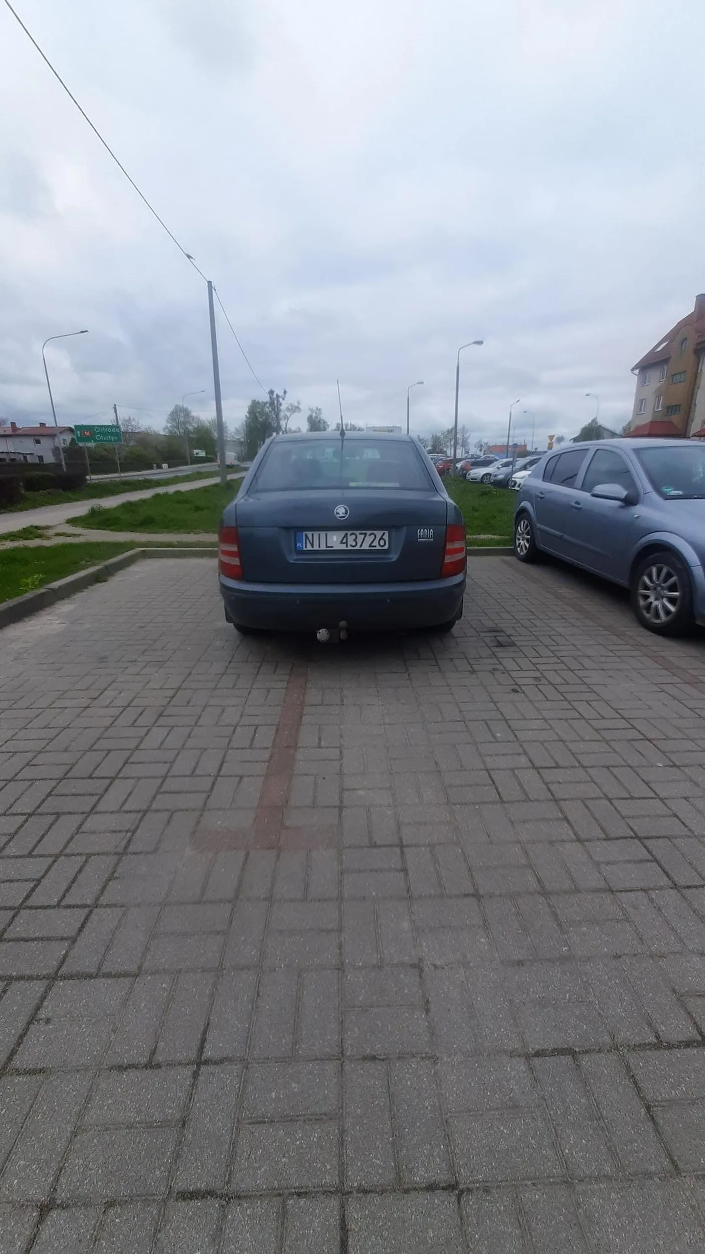 Kierowca skody Fabii parkuje Na dwóch miejscach parkingowych naucz się parkować cymbale