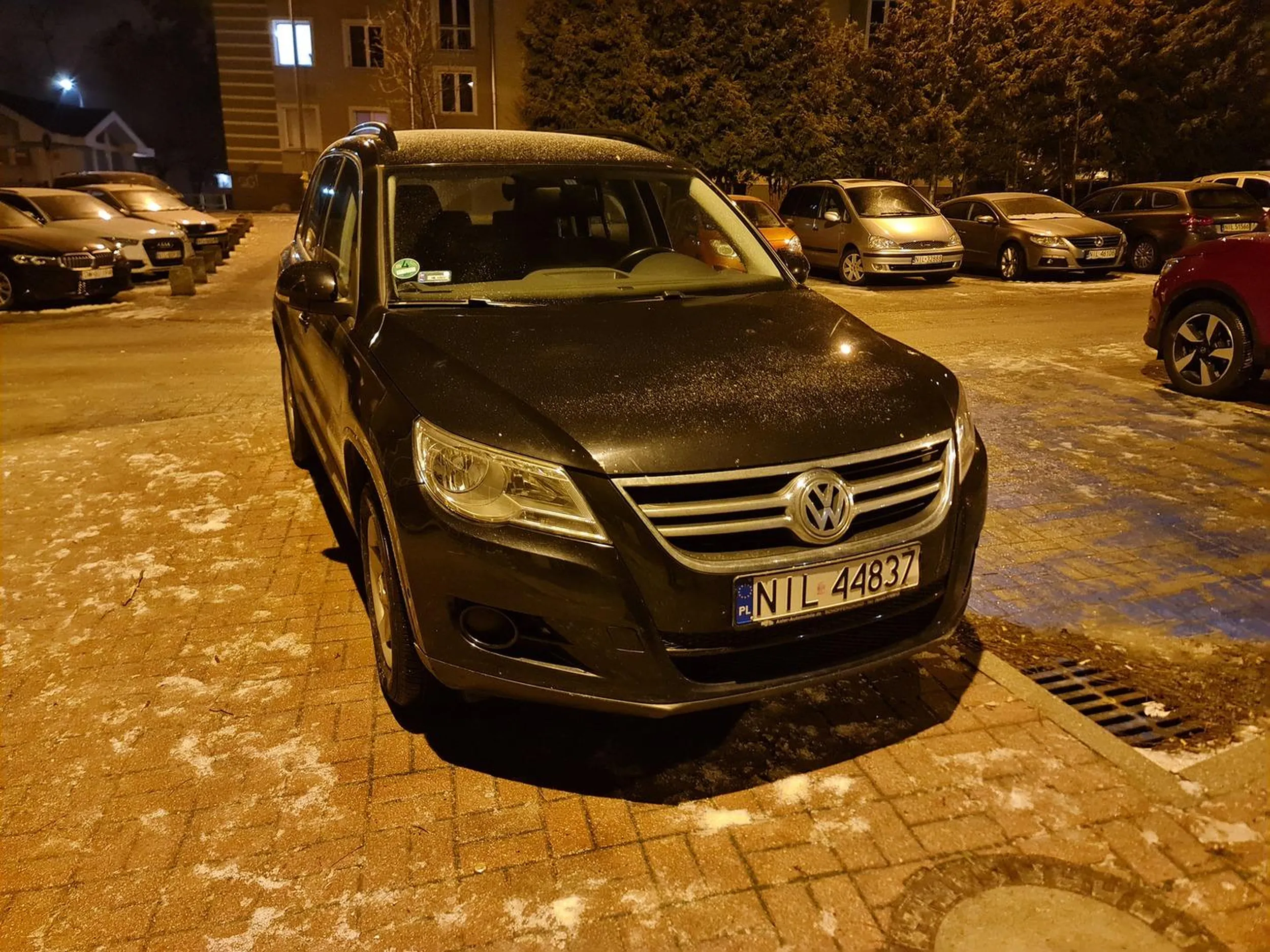 "Wielki pan" mimo miejsc parkingowych tuż obok, parkuje centralnie na chodniku. Polecam zgłaszać na policję.
