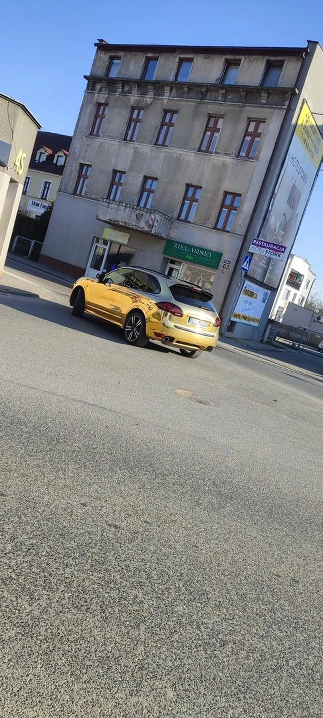 Samochód Zaparkowany na środku skrzyżowania = brak mózgu