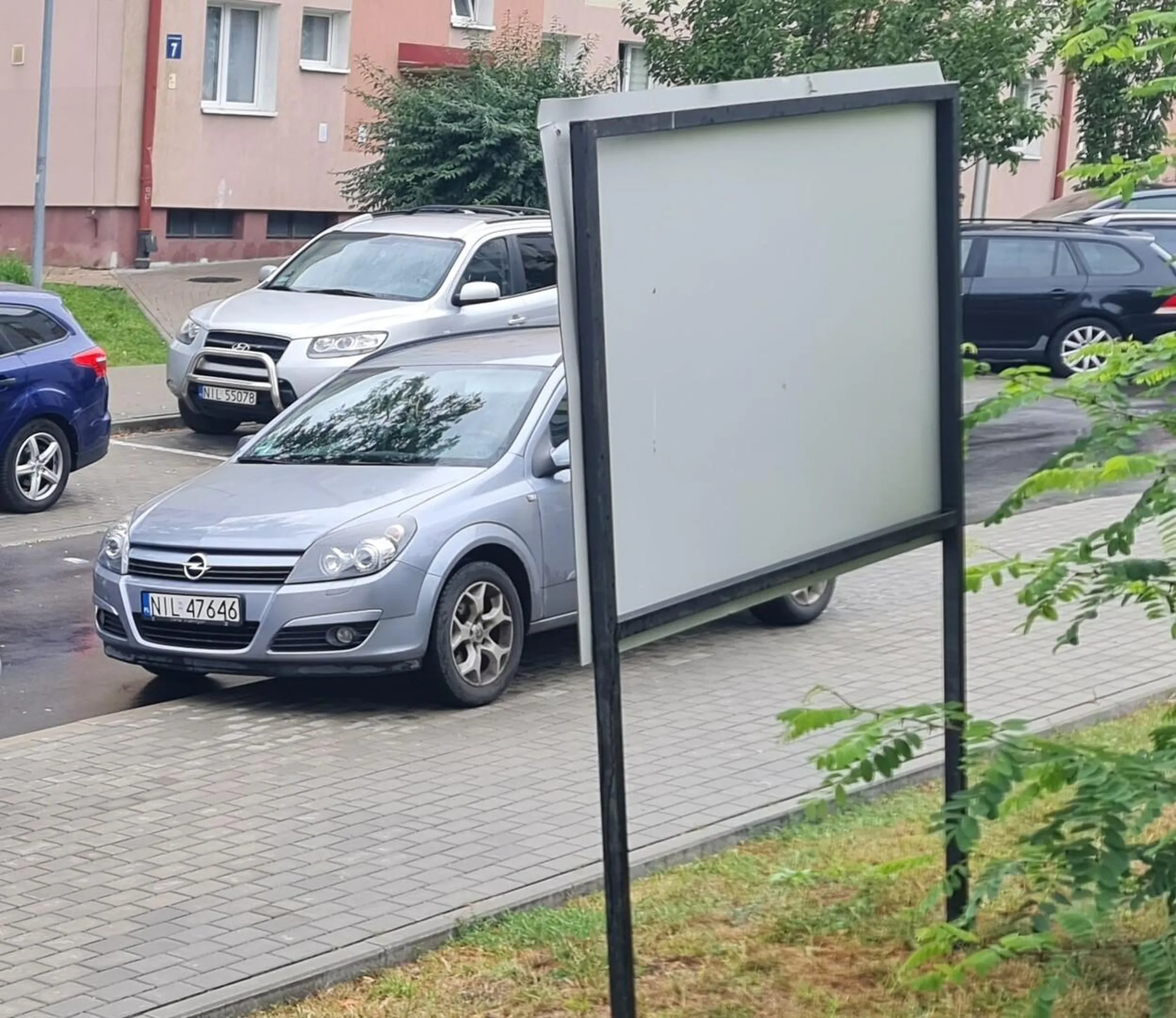 Przygłup parkujący na środku chodnika, bo jest zbyt leniwy aby przejść się trochę z innego miejsca parkingowego. Zgłaszać i piętnować.