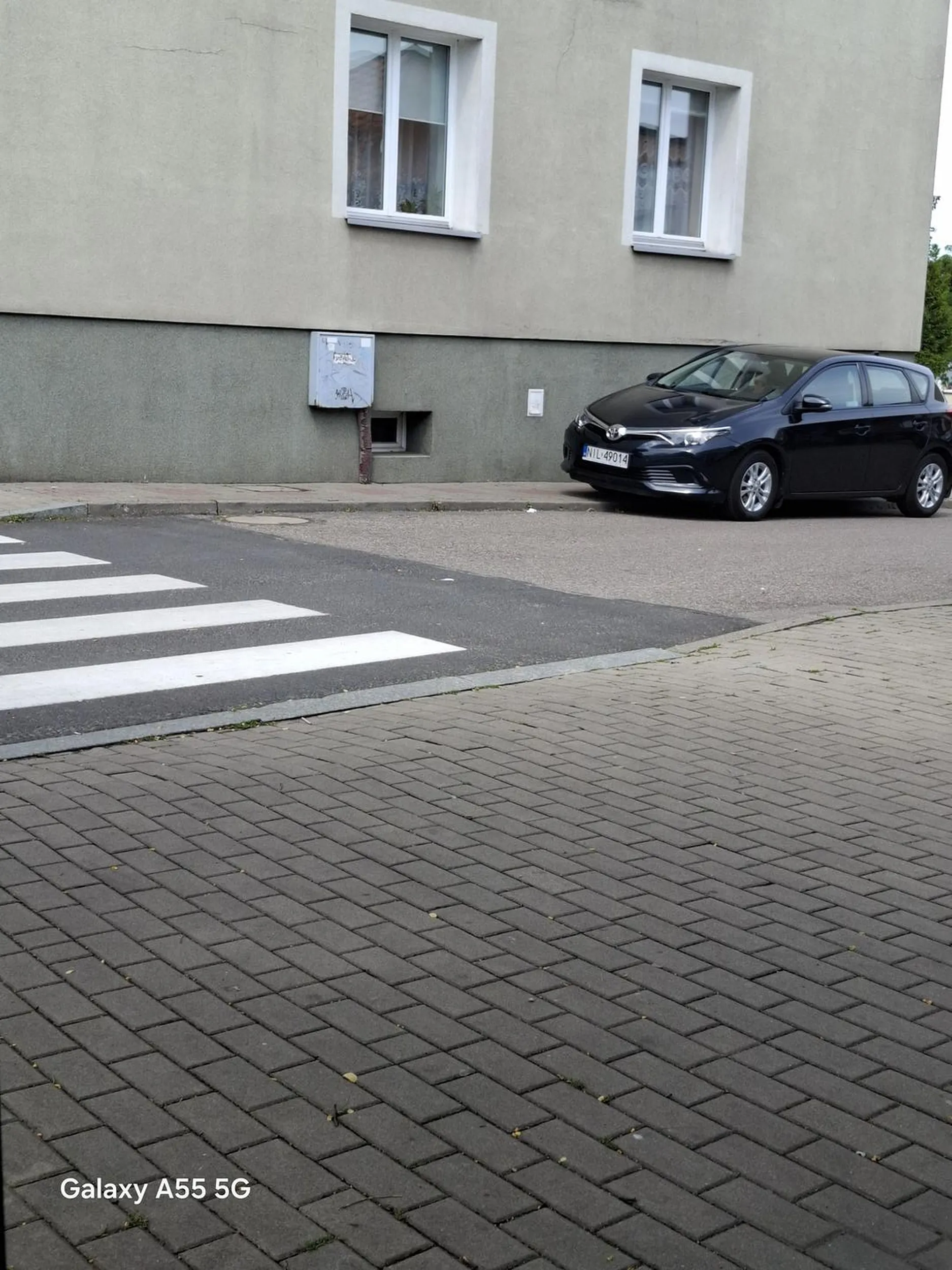 Chłop pomylił chodnik z parkingiem.