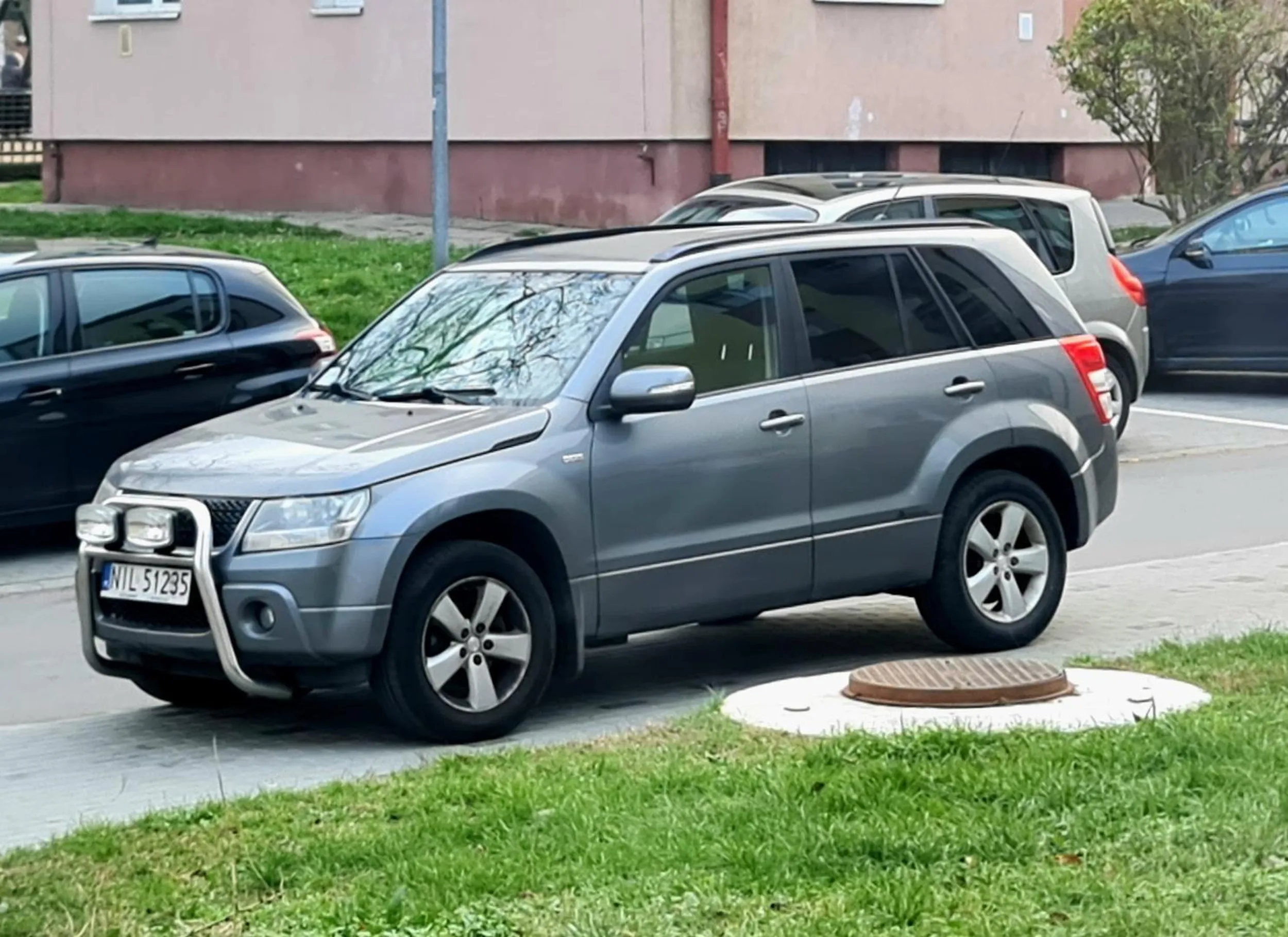 Zwykła łajza co blokuje cały chodnik, bo wielki pan przyjechał do żłobka po kaszojada. Ma w dupie, że uszkadza nawieszchnię nowego chodnika. Będą leciały zgłoszenia na policję.