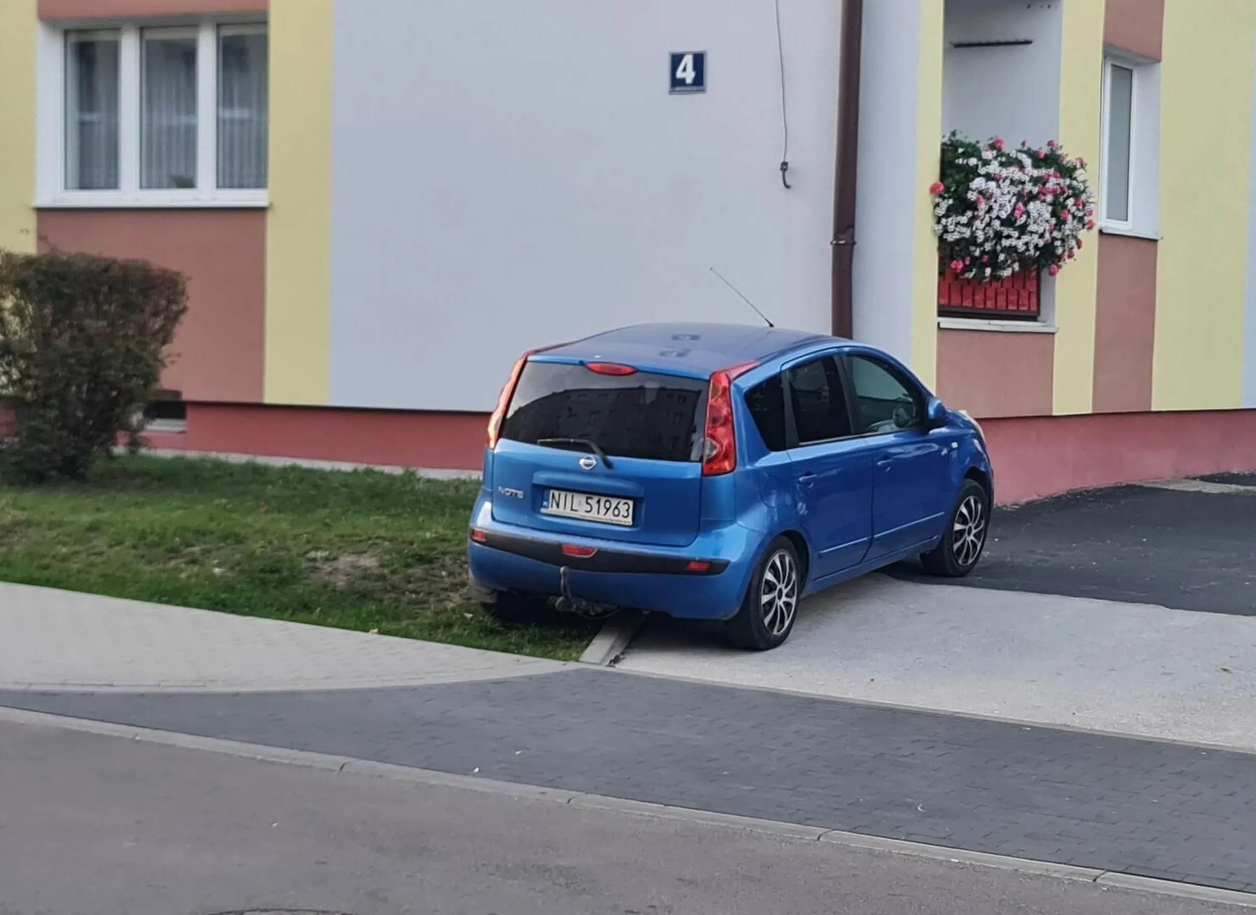 Jeżeli ten przygłup jeździ tak, jak parkuje, to prawo jazdy chyba ma załatwione na lewo.