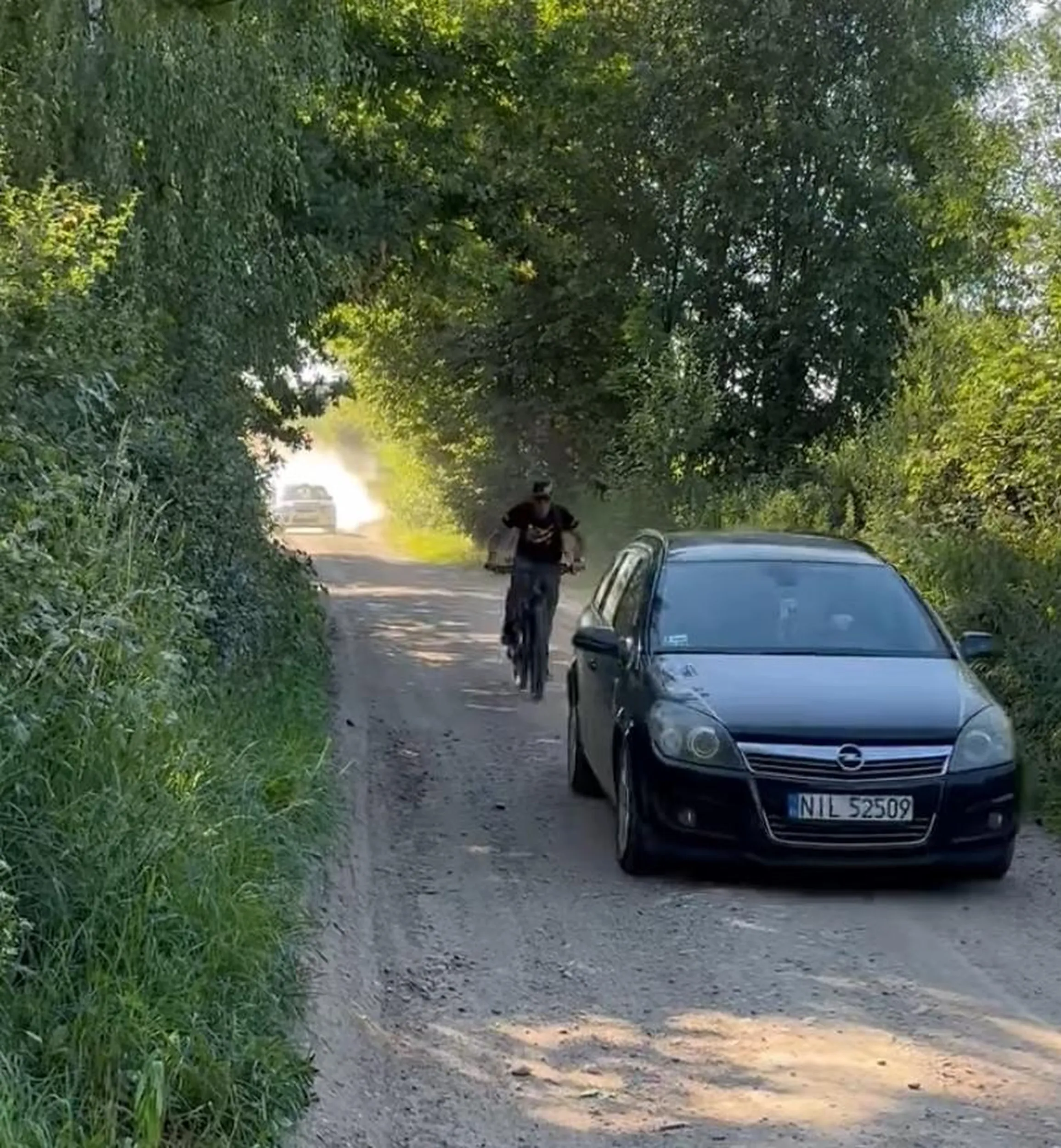 Jeździ po trasie rajdu samochodowego mimo zakazu ruchu!!! Zero wyobraźni!