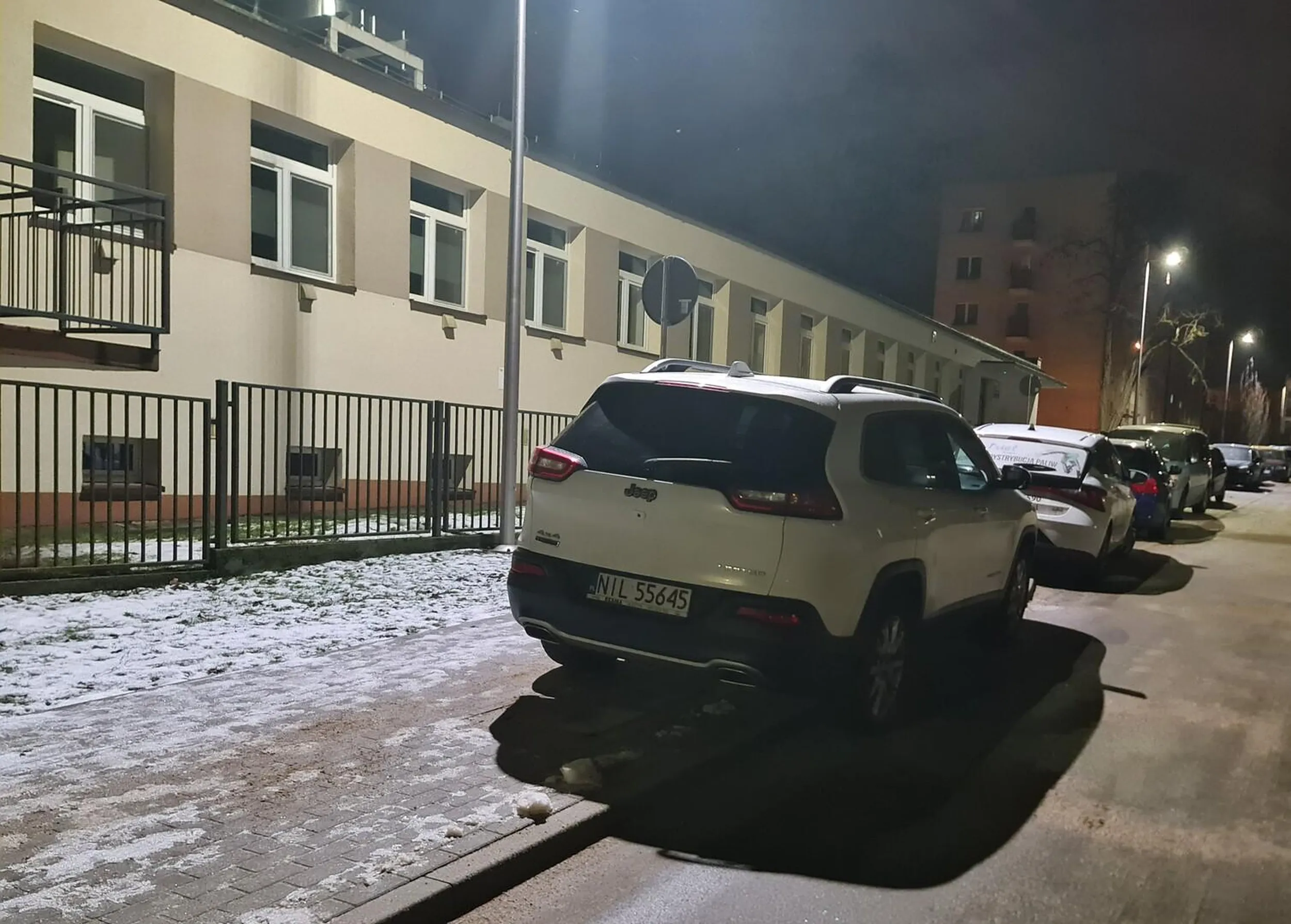 Mentalna ameba. Polecam sprzedać samochód, skoro taka prosta sprawa jak parkowanie pana lub paną przerasta. Zdjęcia poleciały na policję, pozdrawiam.