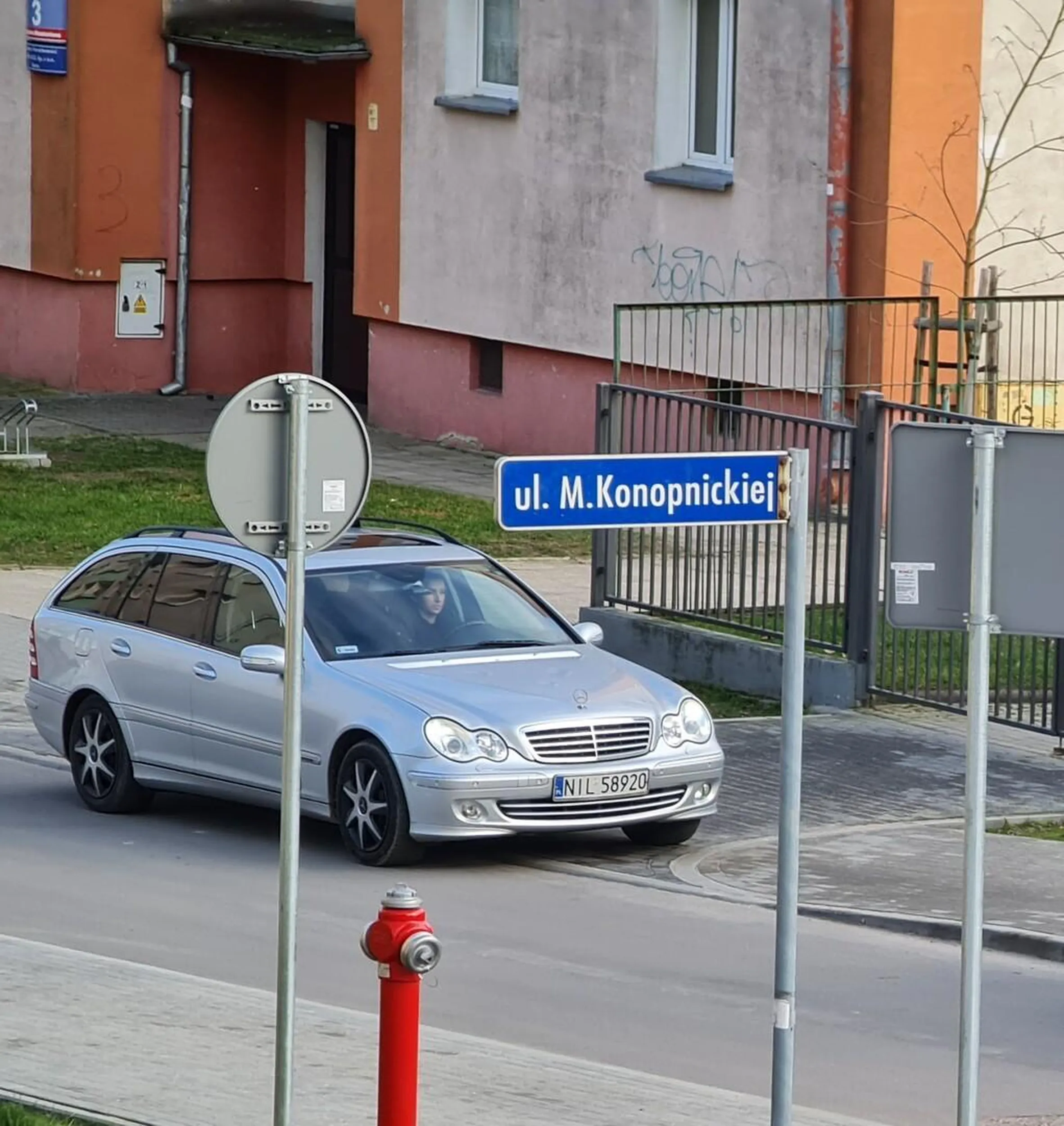 Zastawianie wjazdu i blokowanie chodnika, bo tylko na chwilę. Głupi ludzie, do utylizacji.