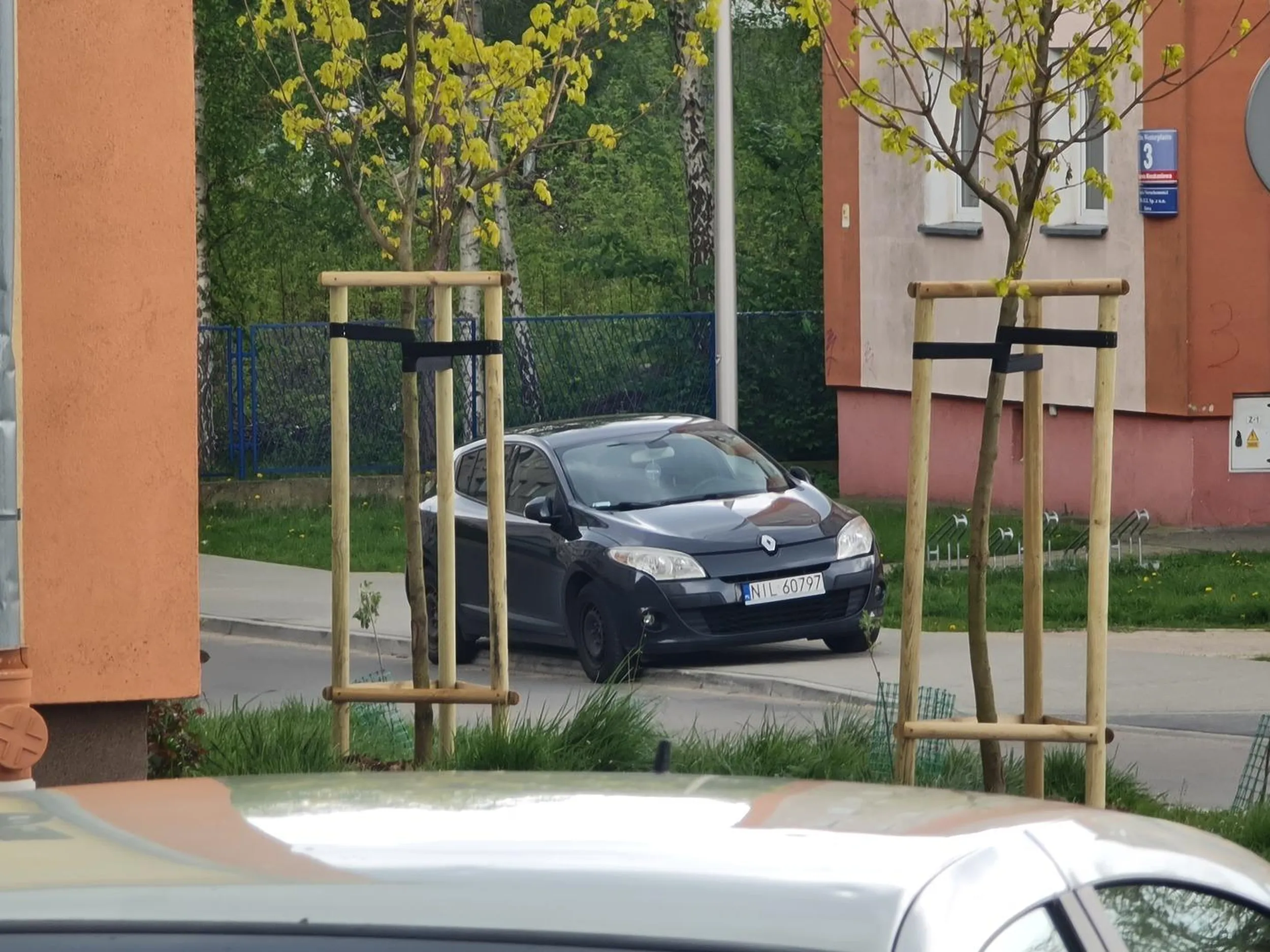 Blokowanie chodnika pieszym. Chamstwo i myślenie tylko o sobie. Nie polecam osobnika.