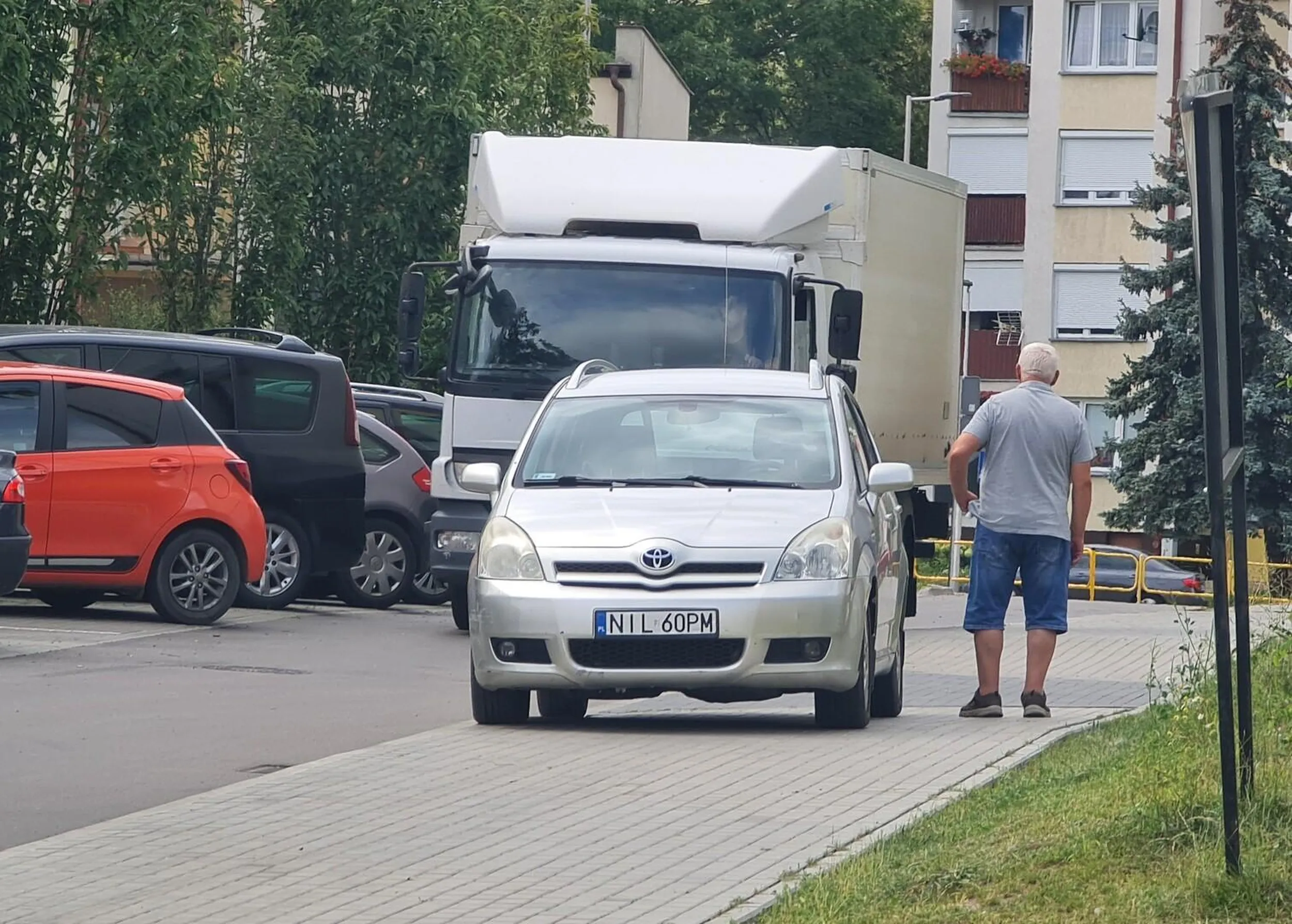 Stary siwy cep, co parkować nie potrafi, jak widać na foto. Polecam zgłaszać na policję.