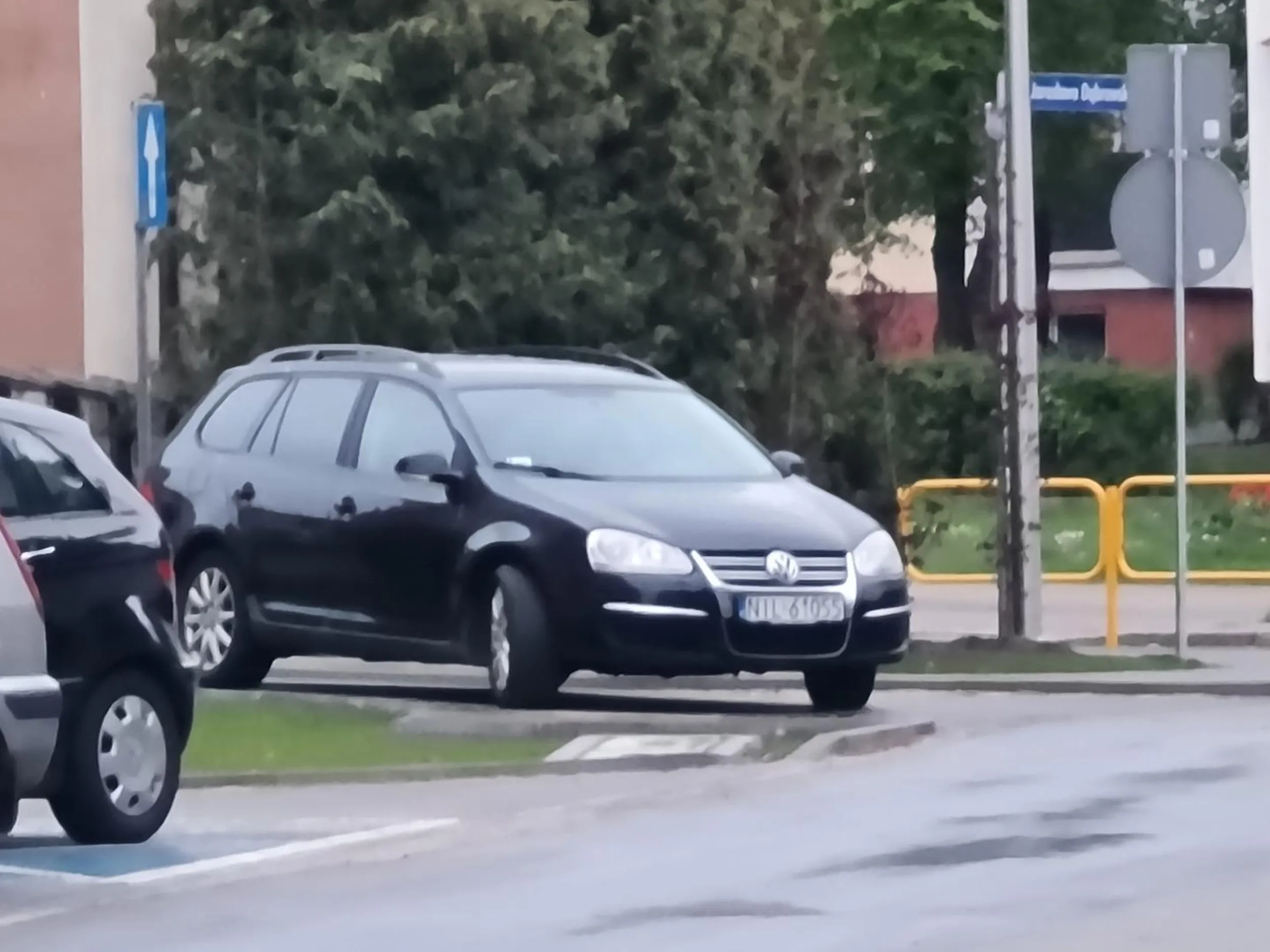 Parkowanie centralnie na chodniku, zero miejsca dla pieszych. Łajza do zaorania.