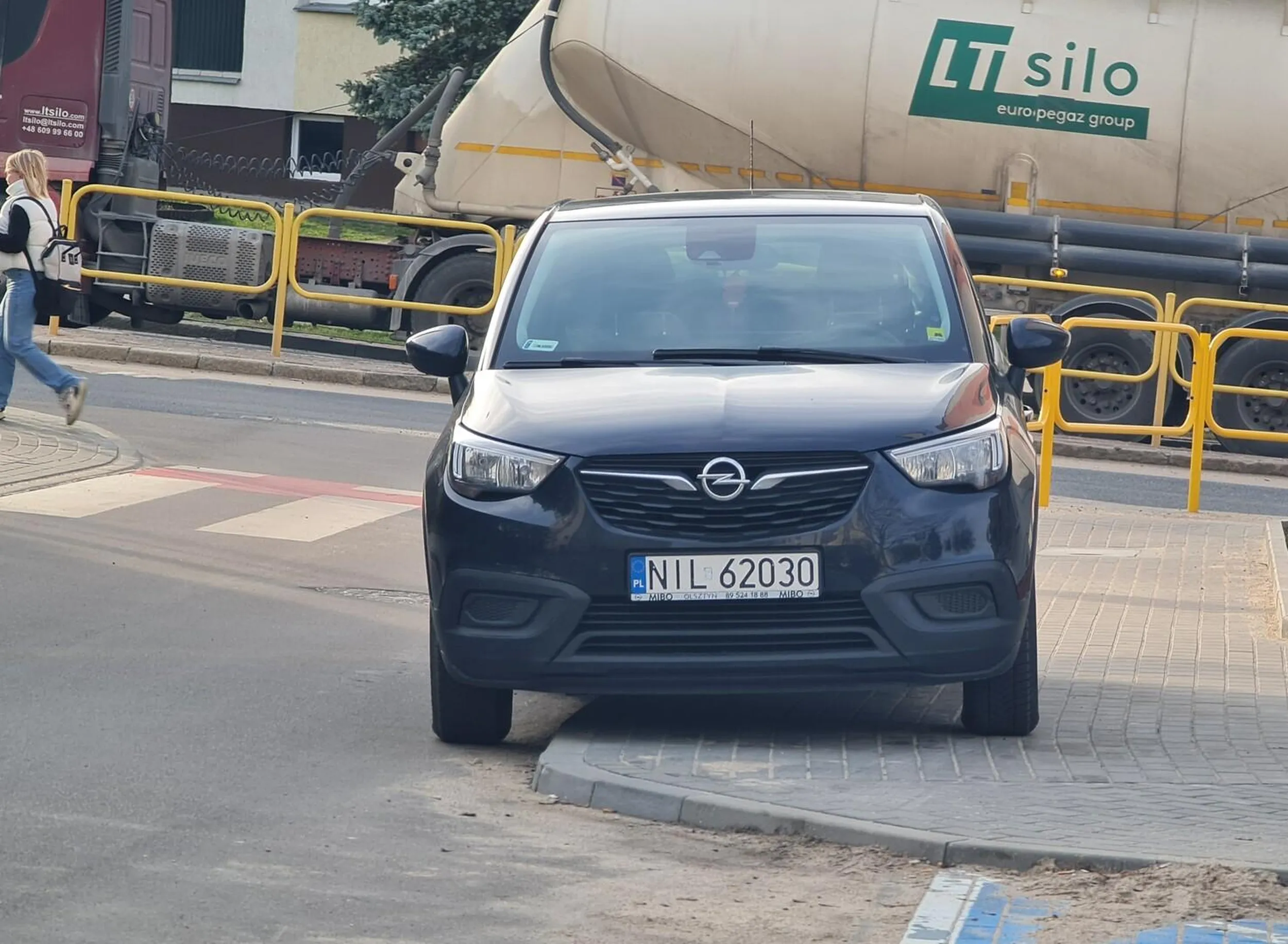 Chłopie prawo jazdy w czipsach znalazłeś?  Wypad na kurs doszkalający, a nie na drogi publiczne, jak takiej prostej rzeczy jak parkowanie nie potrafisz.