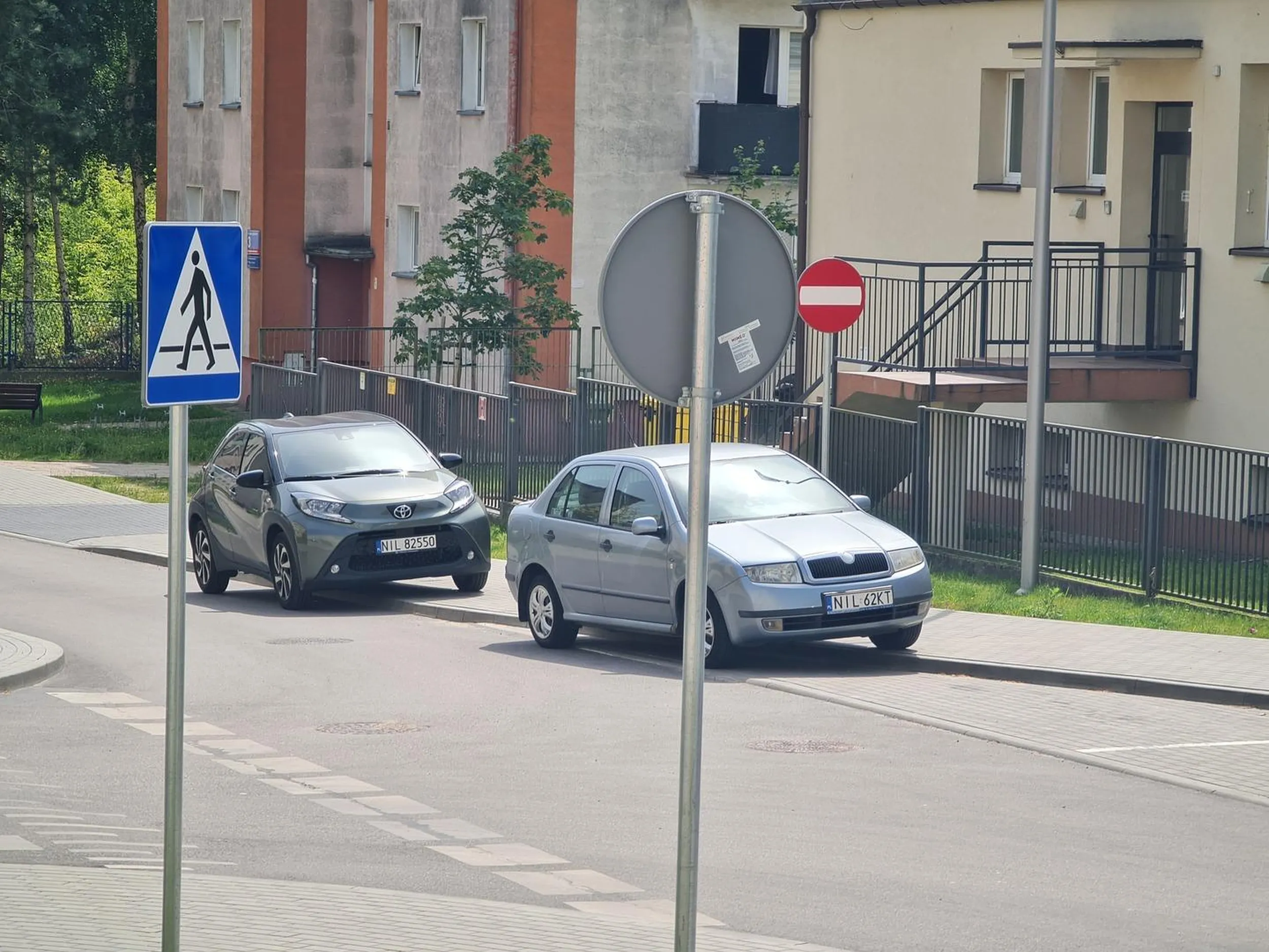 Idiotyczne parkowanie w wykonaniu dwuch aut. Łajzy do utylizacji.