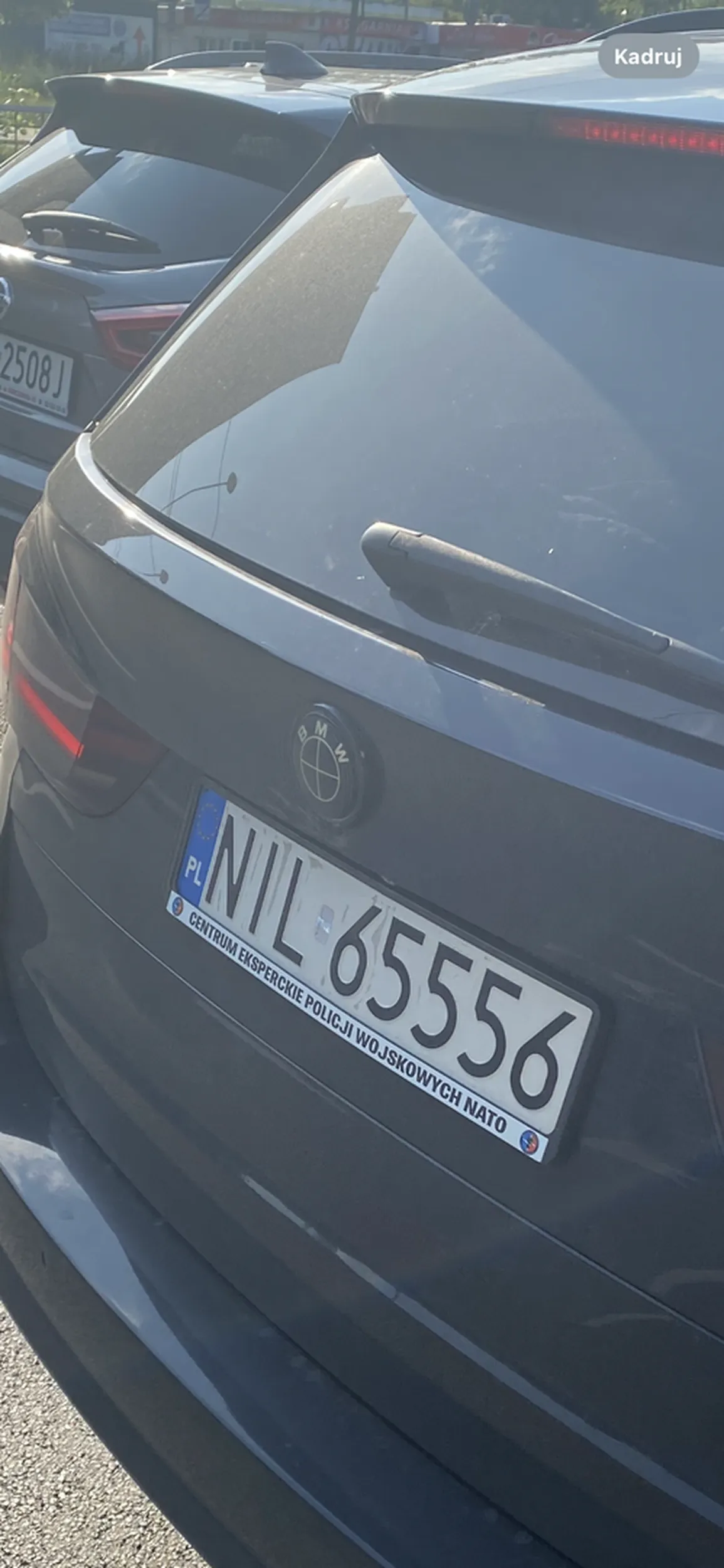 Ten kierowca zachowuje się bardzo agresywnie. Jadąc w miejscu dozwolonym (brak ścieżki rowerowej) po jezdni na rowerze zostałem obtrąbiony oraz zwyzywany od „bandytów” przez tego Pana. Tak bardzo mu się spieszyło, że zdecydował się zatrzymać na zielonym świetle i tłumaczyć mi, dlaczego nie mam prawa czuć się bezpiecznie na drodze. I to wszystko z małym dzieckie na tylnym siedzeniu, któremu bardzo współczuję tak agresywnego ojca.