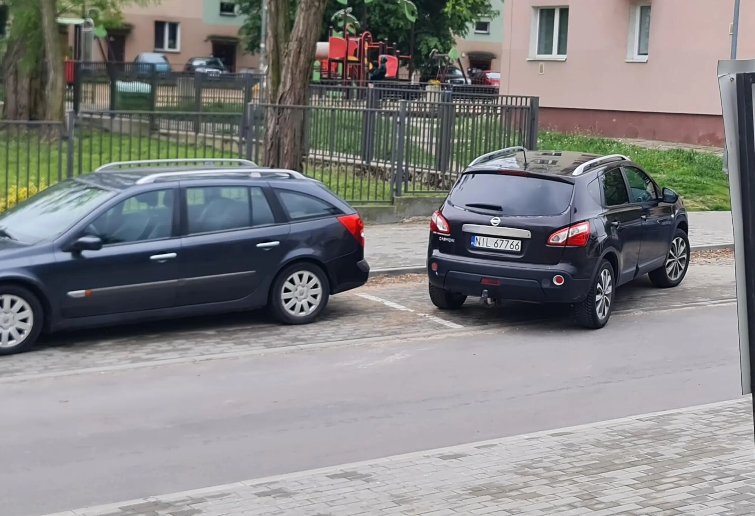 Tak właśnie parkuje pani Nissanem Qashqaiem. Po prostu brak słów. Oczywiście smaczku całej sytuacji dodaje fakt, że to jest ulica jednokierunkowa, a pani wjechała pod prąd.