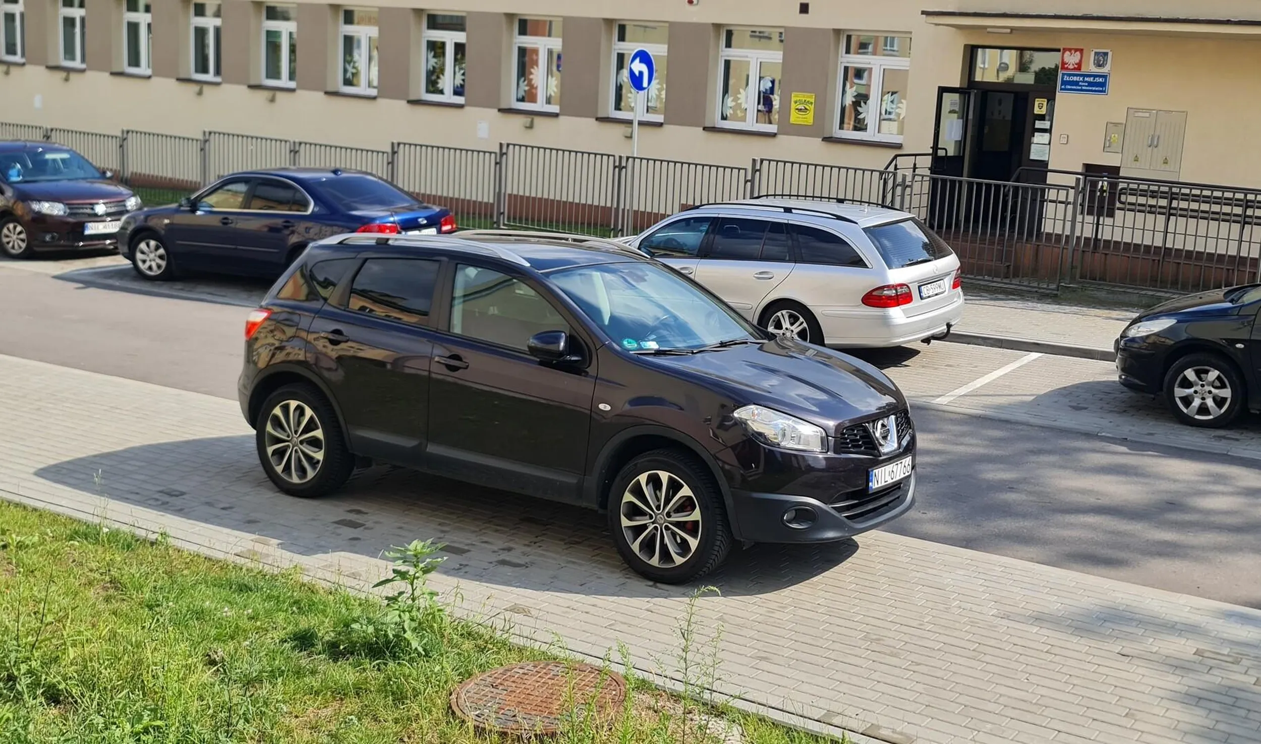 Wjazd pod prąd, oraz blokowanie przejscia/przejazdu. Pani z nissana jak widać, jest chyba upośledzona, skoro nawet zwierzęta potrafią się uczyć, a ona ni w ząb. Nie pozdrawiam