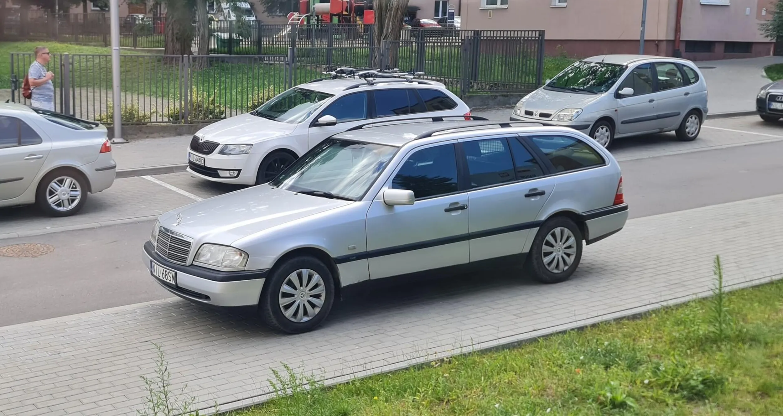 Kolejny przygłup, którego przerasta prowadzenie samochodu, w tym parkowanie. Prawo jazdy z chipsów. Piętnować, nie odpuszczać łajzom.