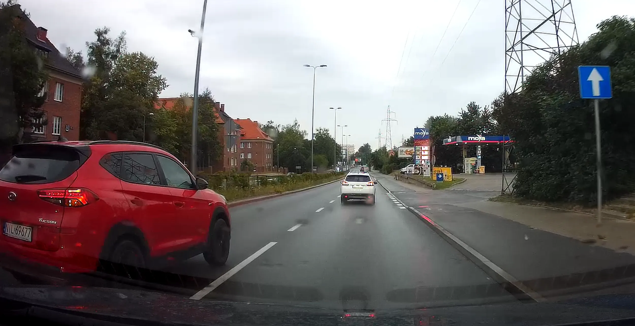 Zaraz za skrzyżowaniem zajechał mi mój pas, musiałem przyhamować