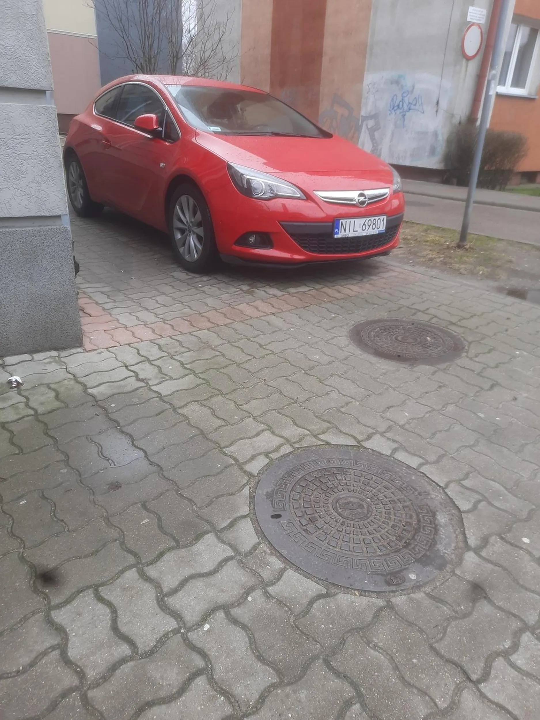 Panie/Pani szanowny/a. Dlaczego? Chciałem dodać opinię i widzę że Pan/Pani już ma opinię - z października ubiegłego roku. Ja się z ludźmi takimi ludźmi nie patyczkuję i od razu przesyłam na policję. Niech się pan/pani nie zdziwi mandatem w skrzynce. Ja również nie pozdrawiam i radzę się oduczyć takich zachowań. Jak napisał Pan przedemną- Pan/pani niszczy chodnik!  Jest Pan/Pani idiotą!!!