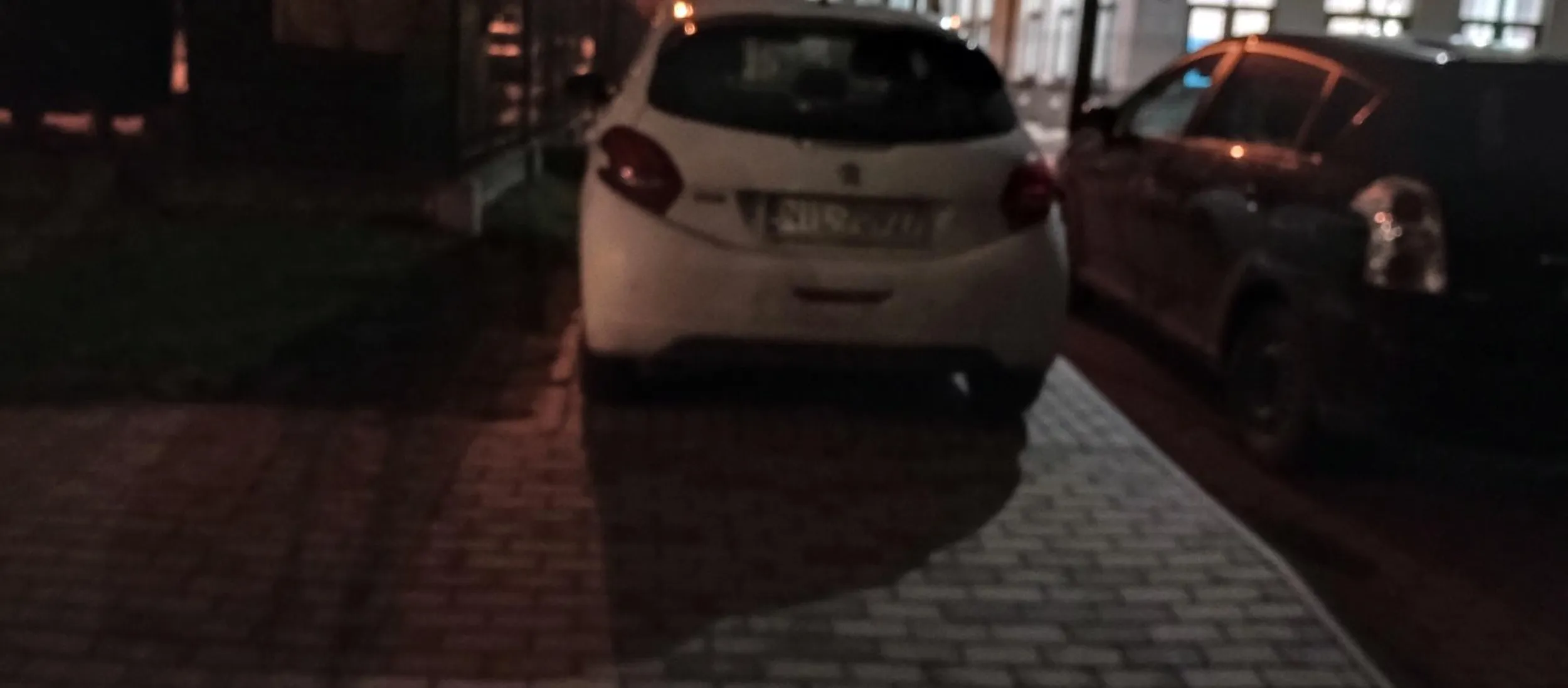 Zaparkował na chodniku i zablokował całe przejście, wstrętny dziad.