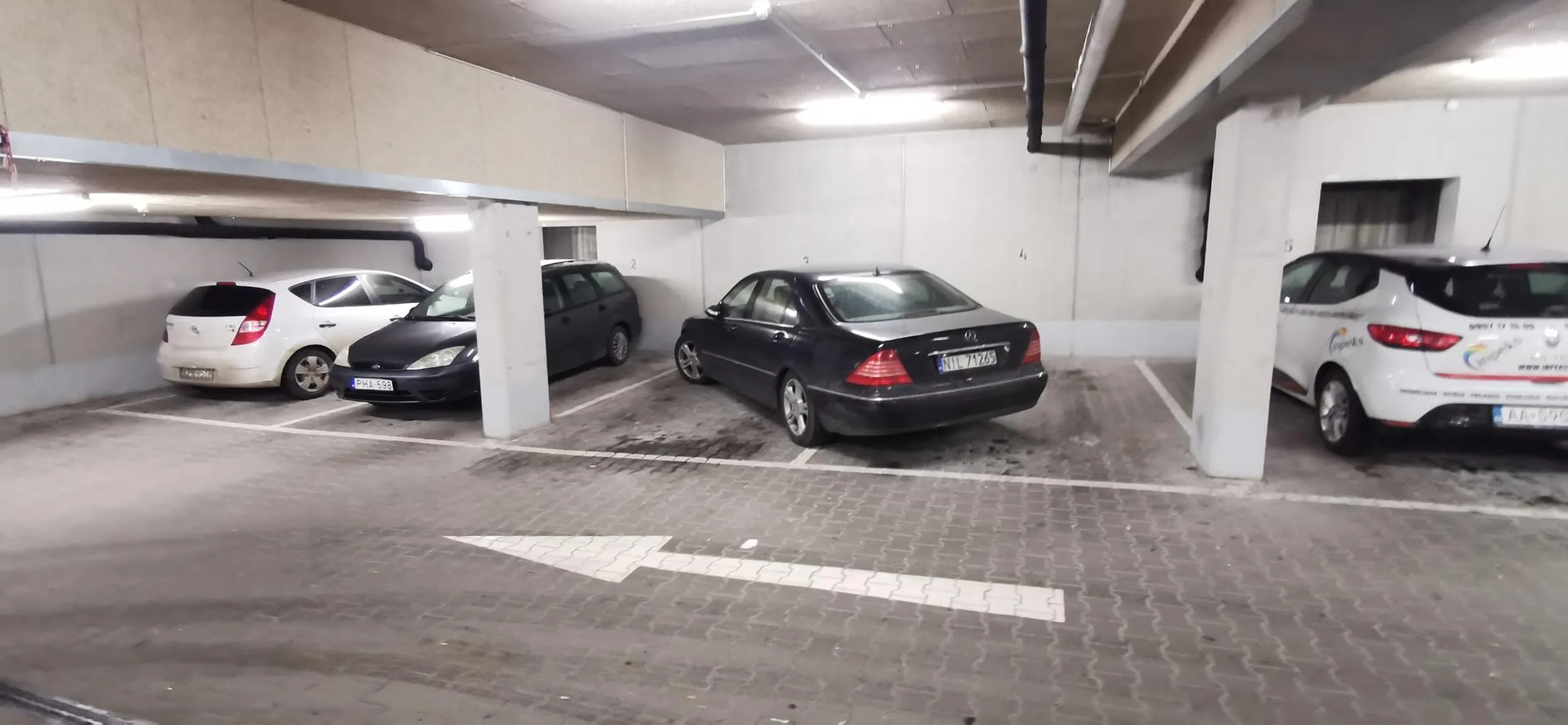 Pan chyba nie miał kolorowanek w dzieciństwie i nie wie że nie można wyjeżdżać za linie... Na tym parkingu każdy pokój ma tylko jedne miejsce parkingowe A drugie piętro tylko na zewnątrz Więc pan z drugiego piętra zają 2 miejsca w garażu podziemnym