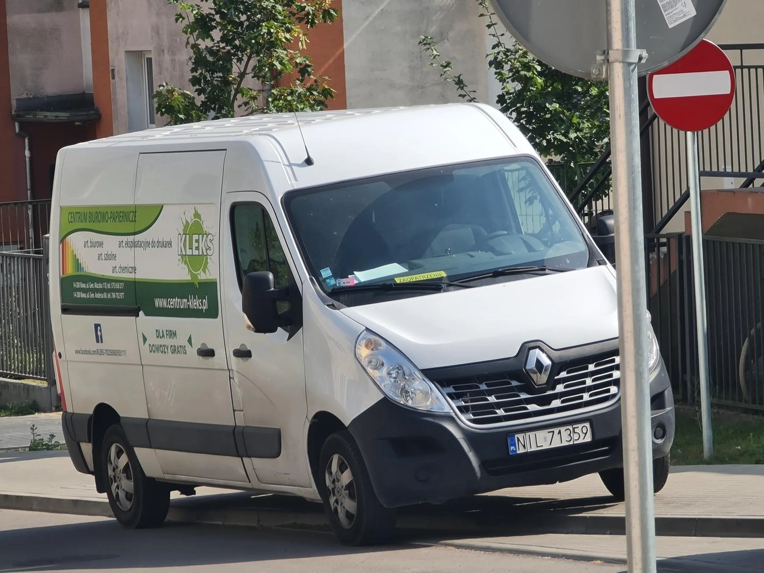 Polecam zwrócić uwagę swojemu kierowcy z firmy Kleks w Iławie, że jak nie przestanie tak parkować jak widać na zdjęciu, firma zacznie dostawać mandaty, bo zdjęcia będą wysyłane na policję. Pozdrawiam