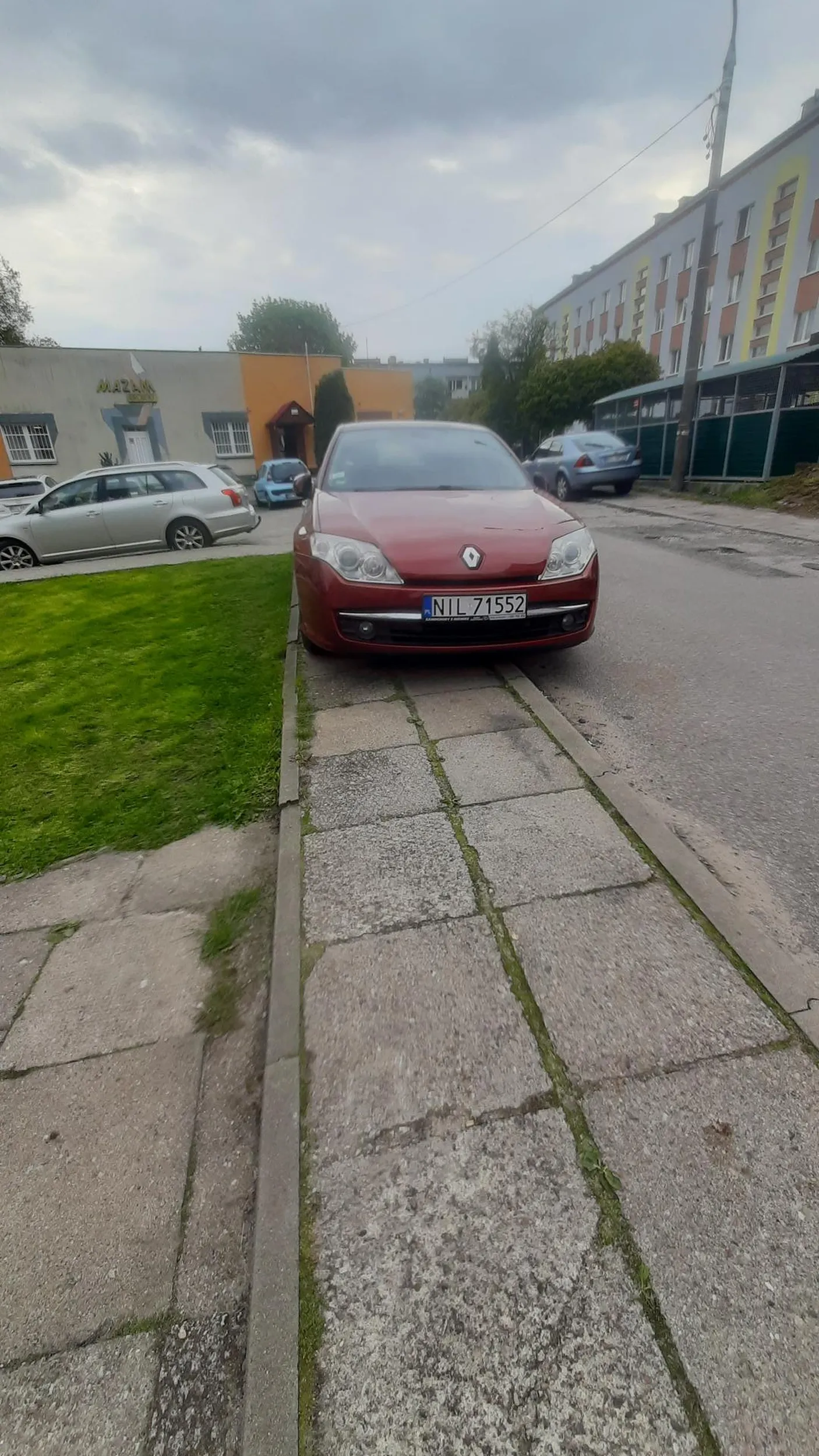 Pan z bordowej Renault Laguny parkuje , jak widać na zdjęciu, na chodniku, mimo, iż niedawno na tej ulicy odbył się remont i wybudowane zostały nowe parkingi. Cham i prostak, niszczący chodnik. Proszę nauczyć się , gdzie są miejsca parkingowe, ewentualnie zalecam Panu/Pani psychiartę.