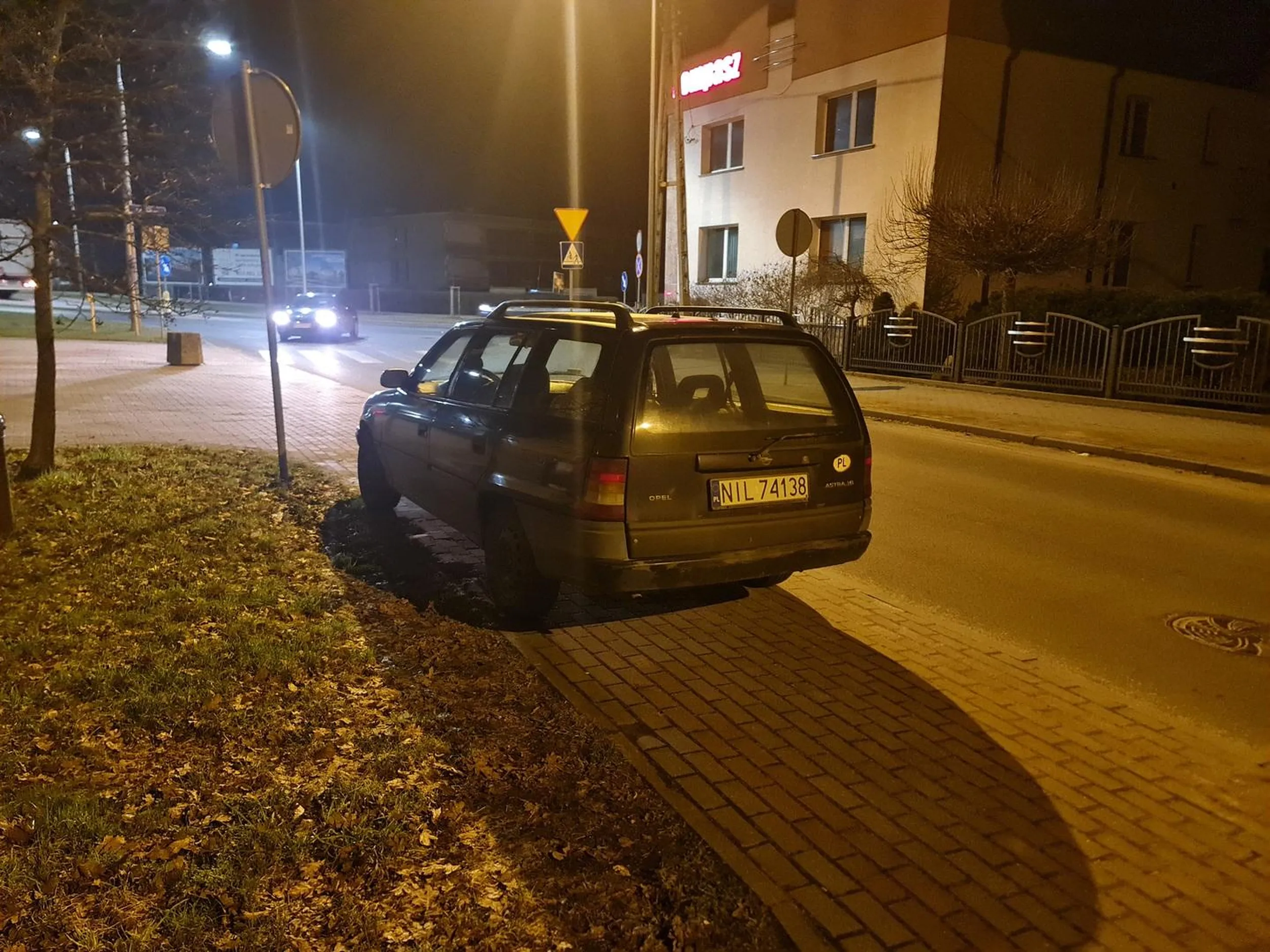 Całkowite blokowanie chodnika, oraz jego niszczenie. Po prostu łajza nie licząca się z innymi. Zgłaszać na policję.