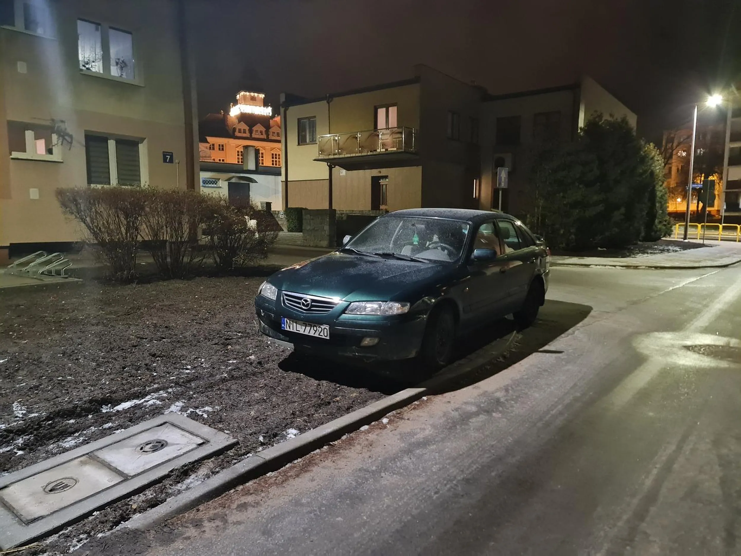 Stary cep, mętalnie jeszcze w PRL-U. Nowo wyremontowane chodniki i ulica, ale żadnego poszanowania dla własności wspólnej. Po prostu szkoda słów na gnoja.