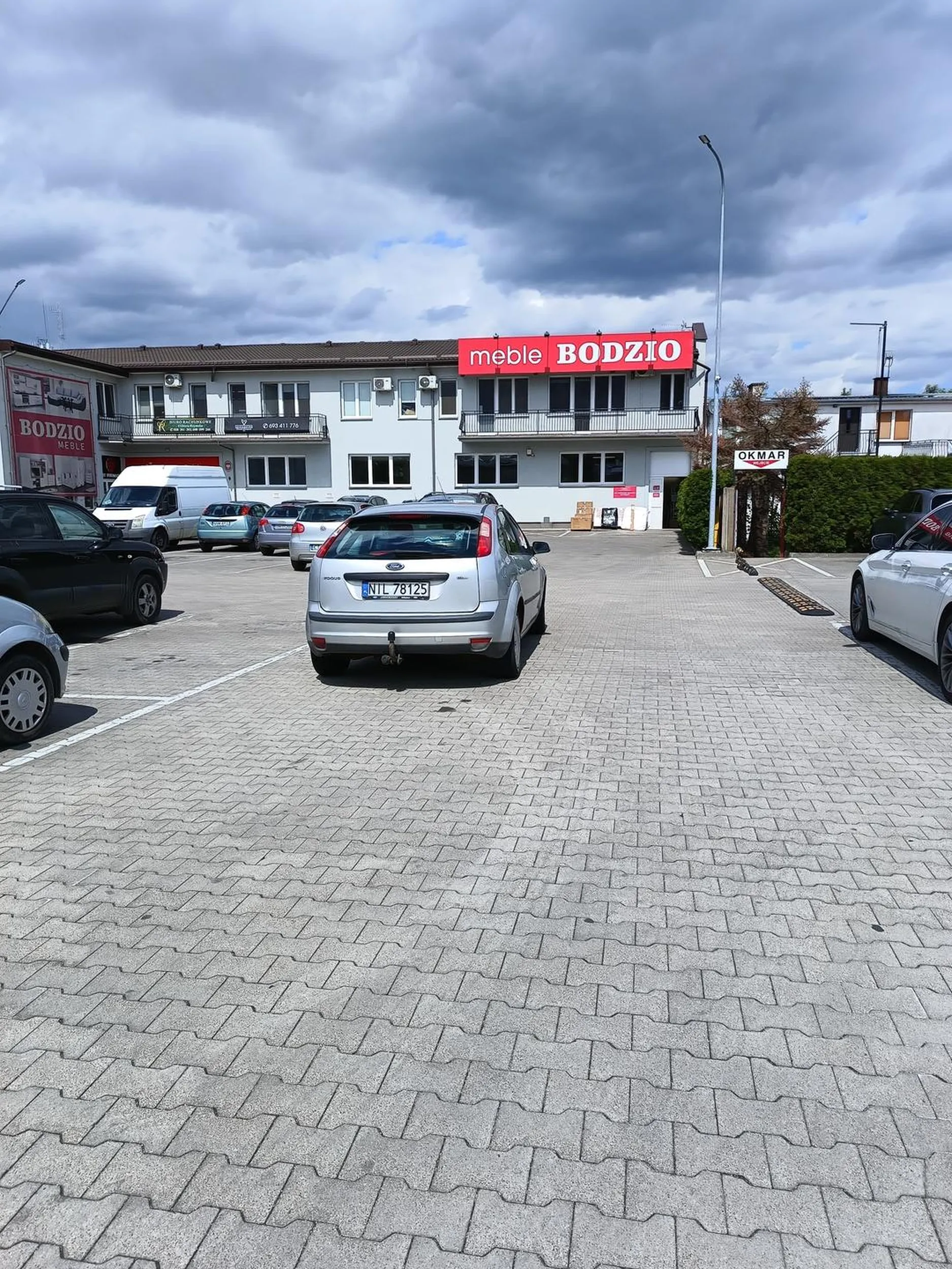 gościu nie umi parkować na miejscach parkingowych