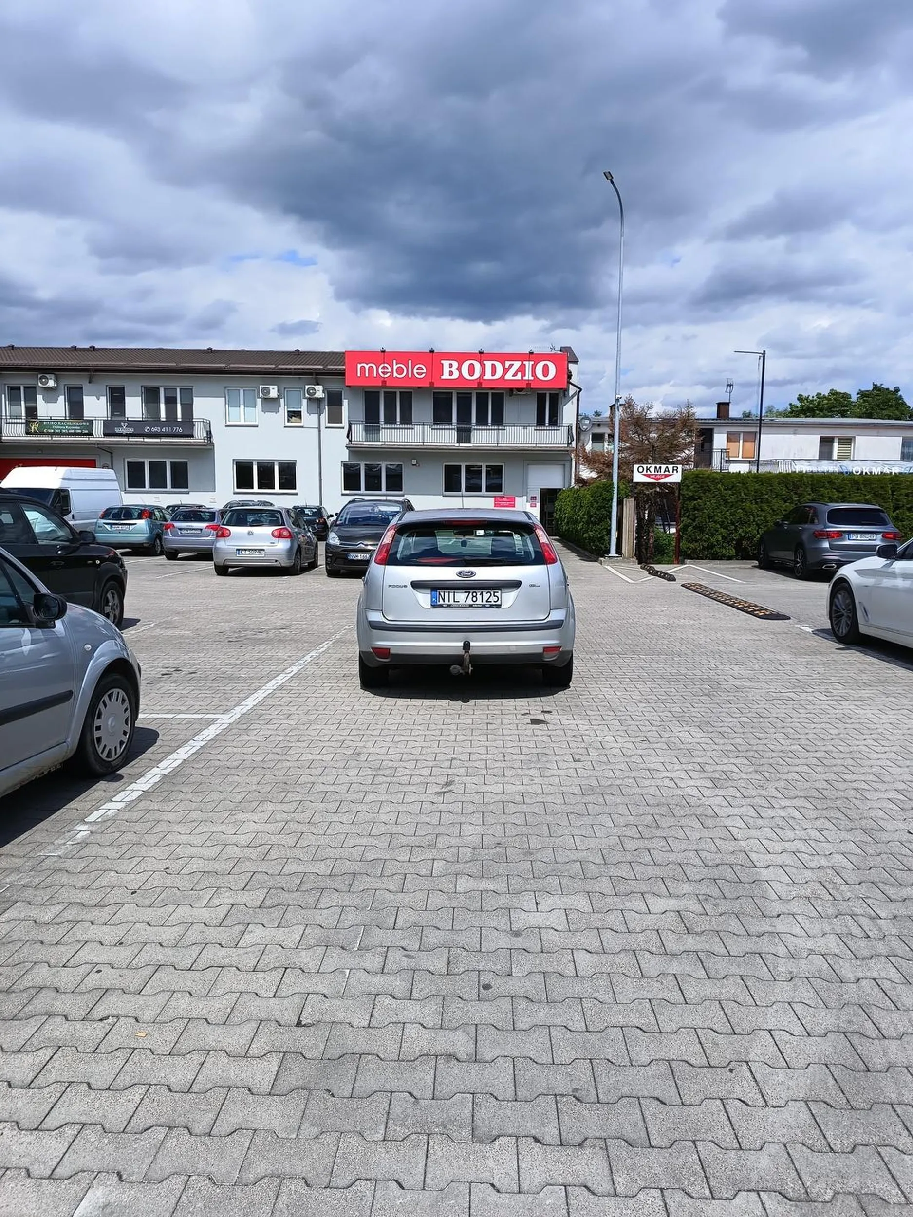 gościu nie umi parkować na miejscach parkingowych