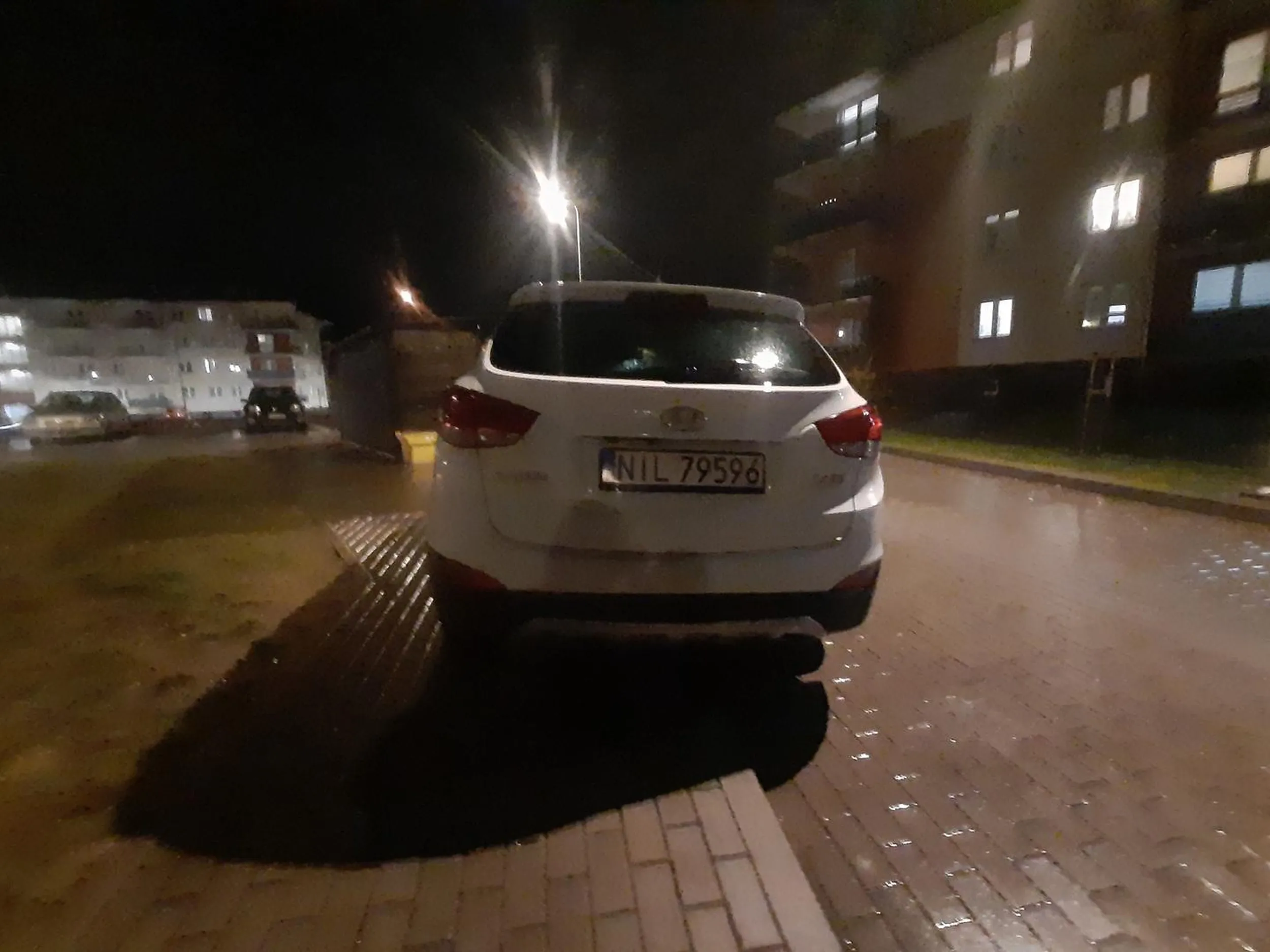Rozumiem,  że chodnik jest nowym parkingiem. Rozumiem też, że mandat w skrzynce nie będzie dla pana/pani niespodzianką.