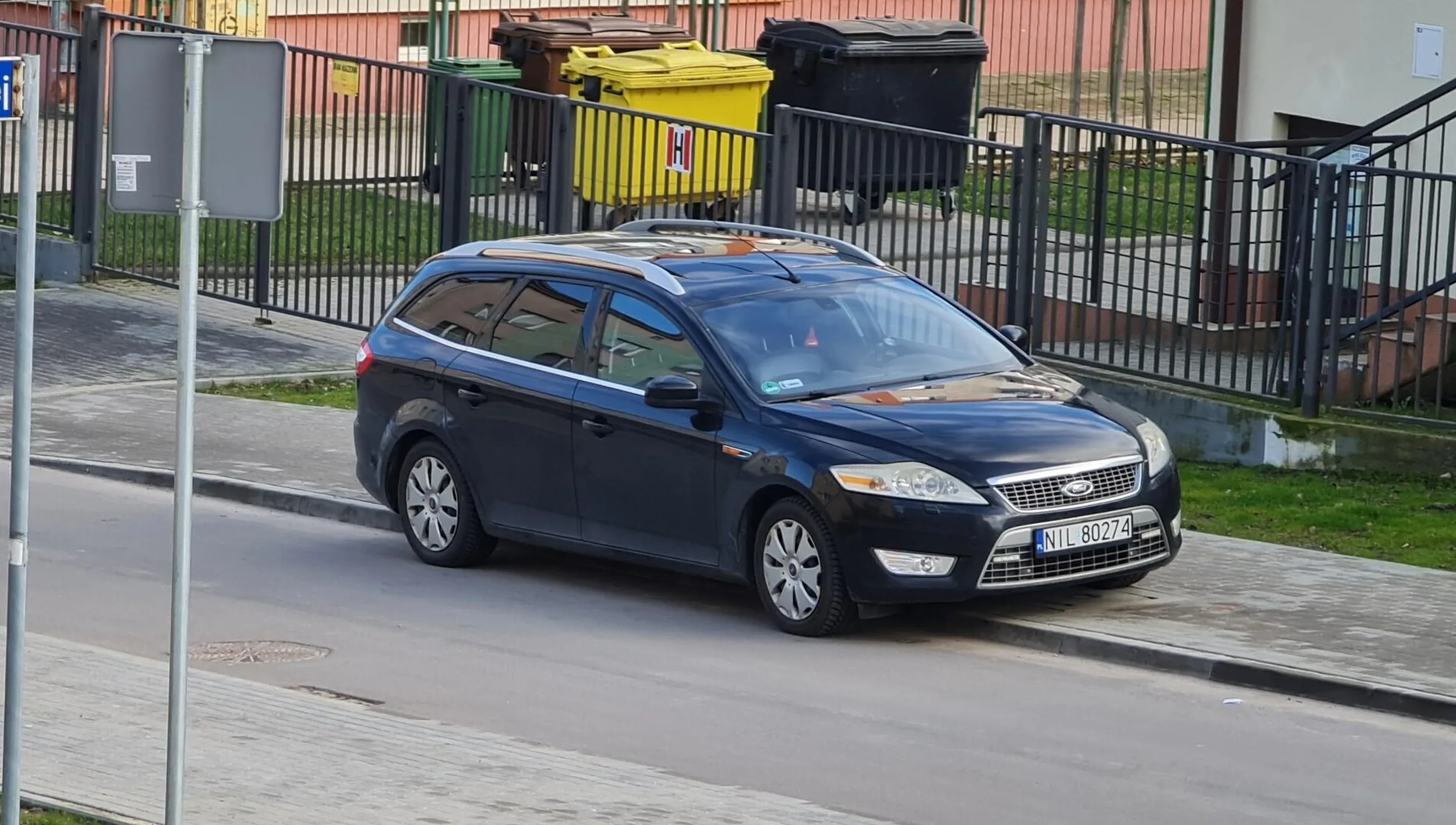 Jak widać na zdjęciu, bliżej nieokreślony właściciel forda nie potrafi parkować i w dupie ma ludzi na około. Pajac, który powinien mieć spotkanie z policją.